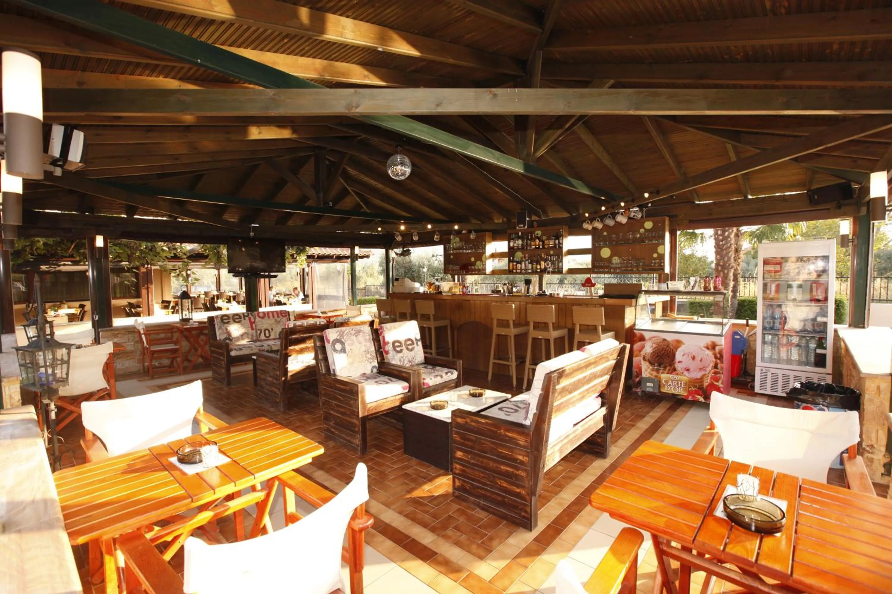 Lounge or bar in Ariadni Hotel Bungalows