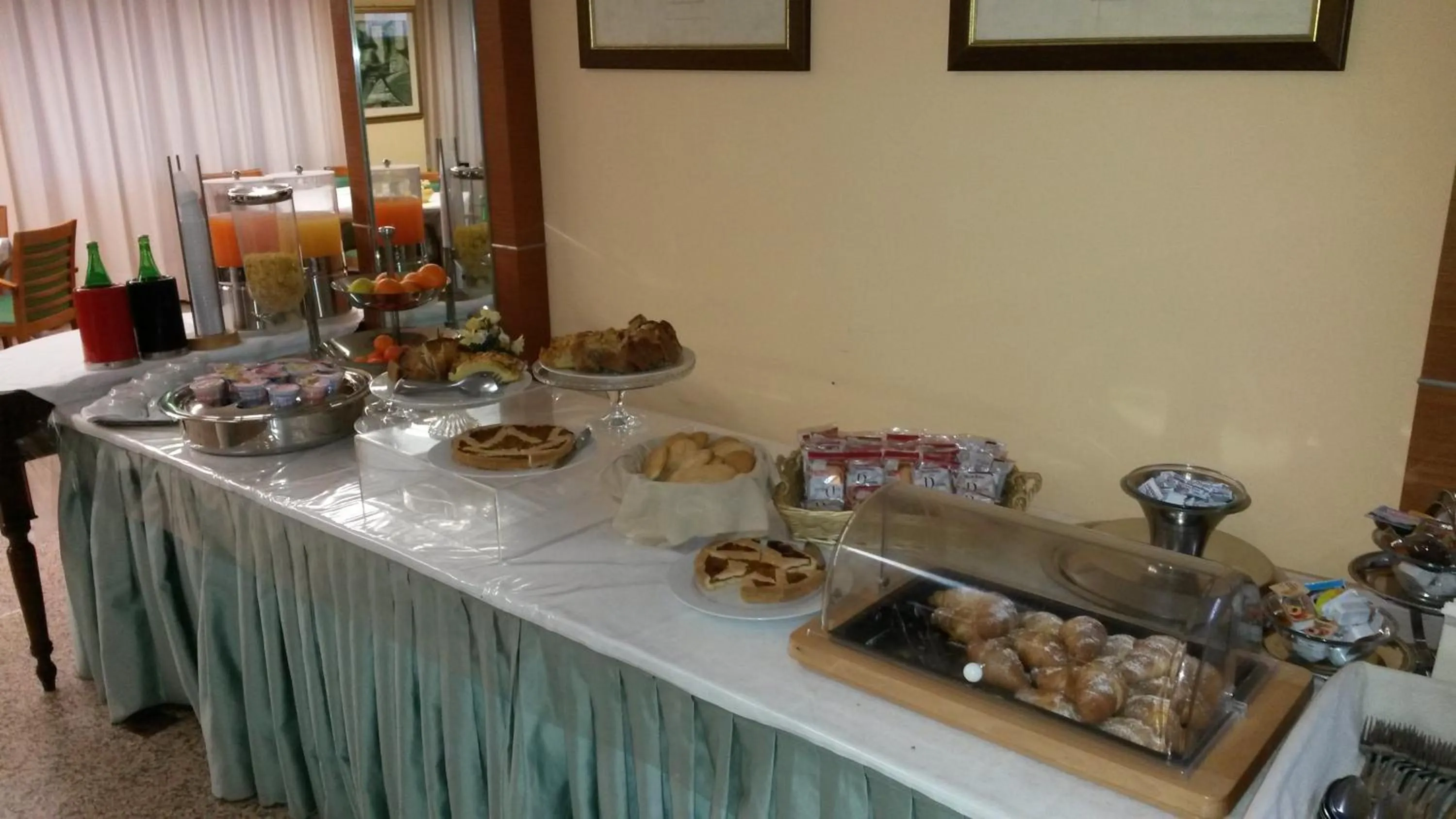 Buffet breakfast in Hotel Due Pini