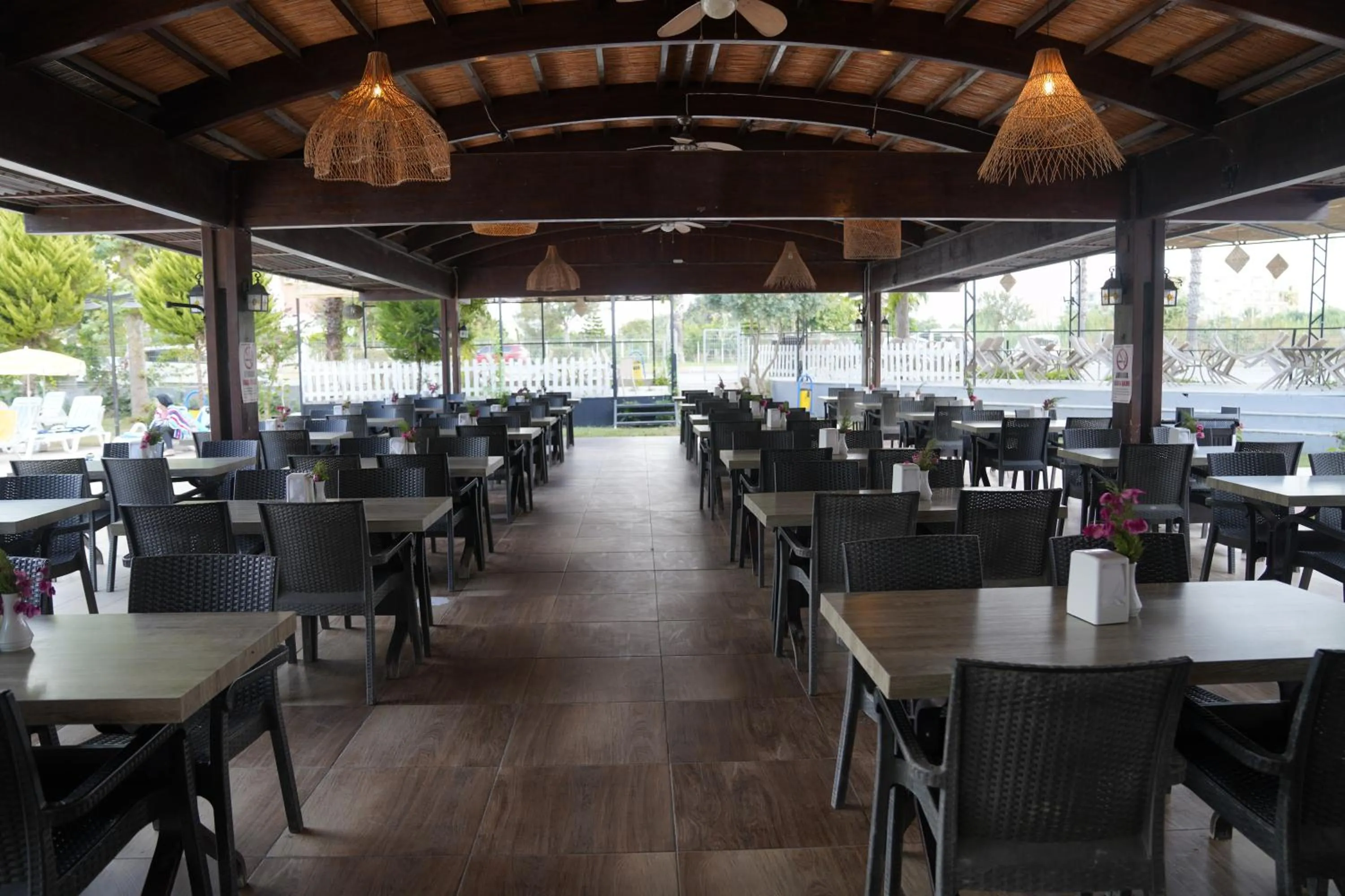 Restaurant/places to eat in Irem Garden Hotel & Apartments