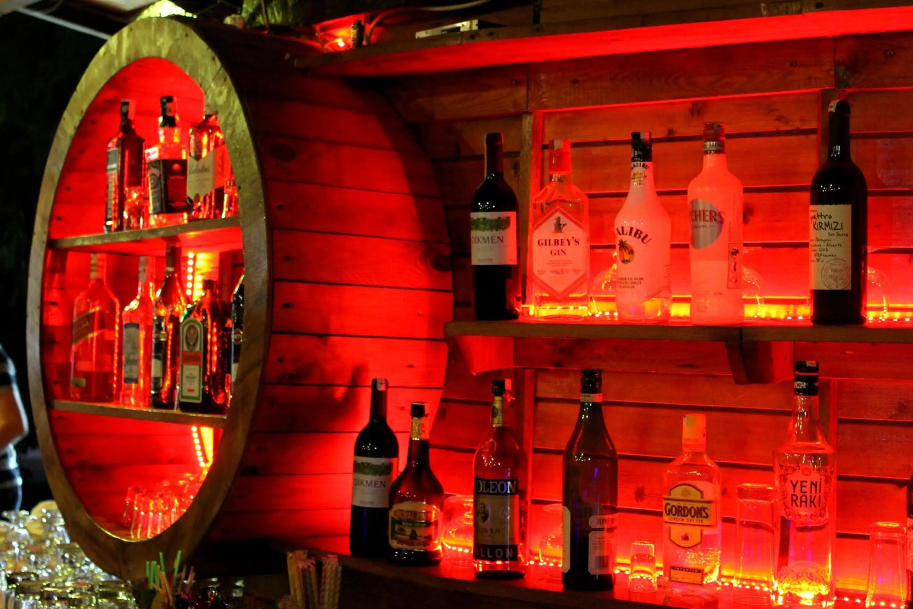 Restaurant/places to eat in Irem Garden Hotel & Apartments