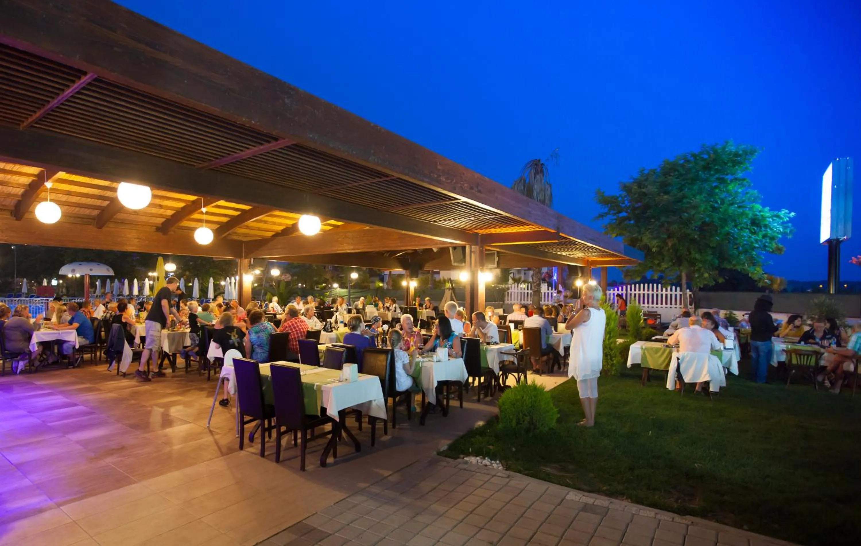 Restaurant/places to eat in Irem Garden Hotel & Apartments