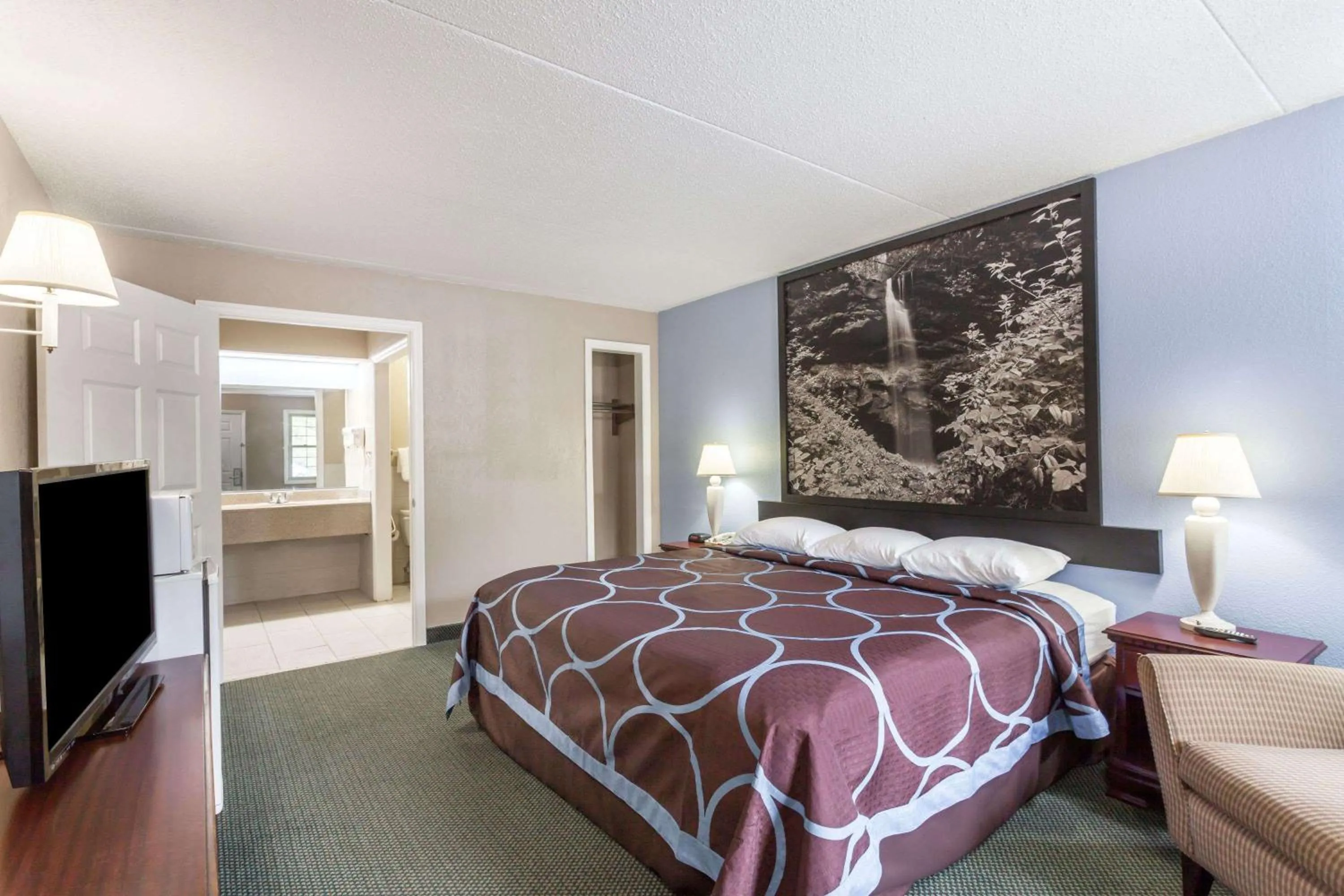 Photo of the whole room, Bed in Super 8 by Wyndham Kingston