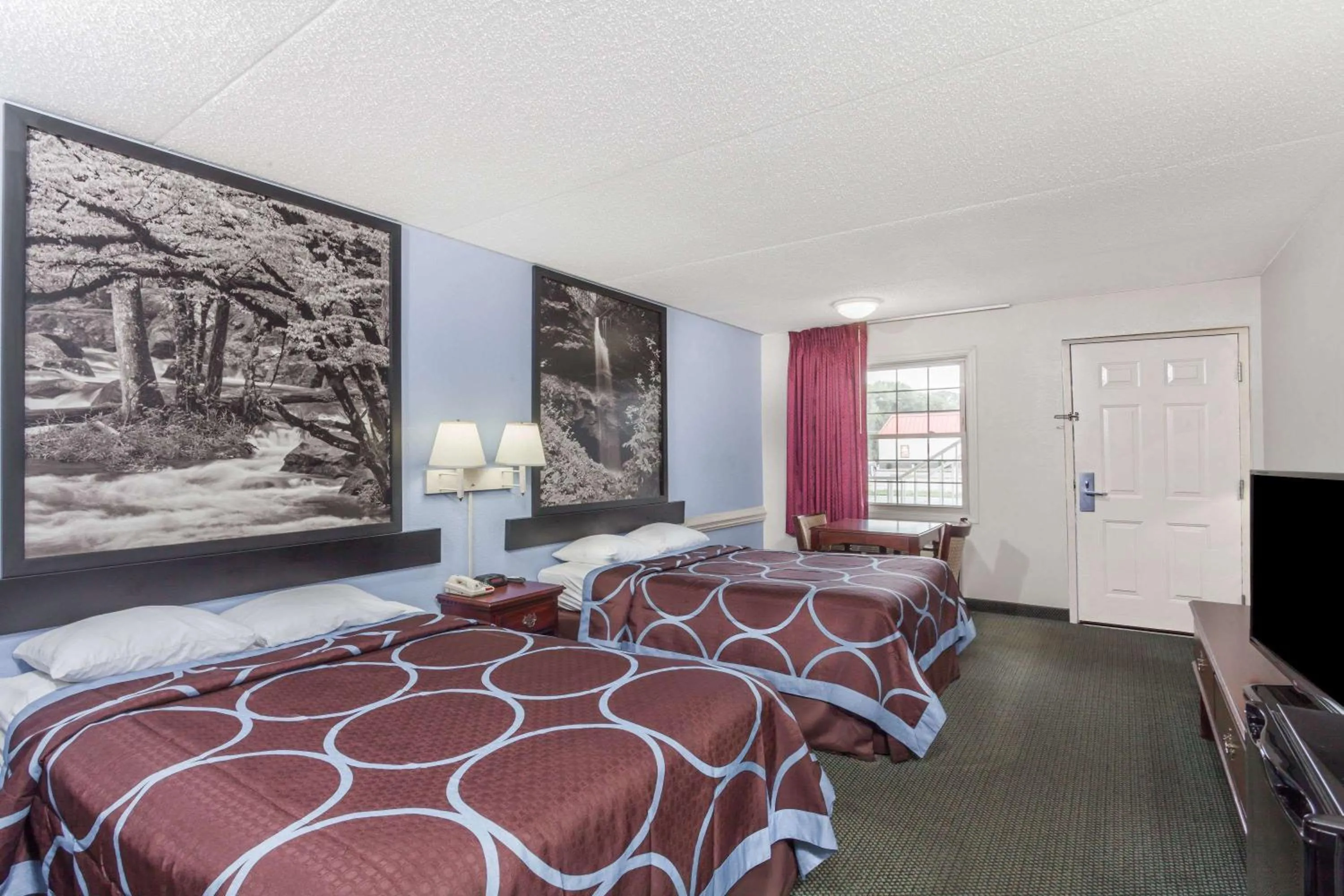 Photo of the whole room, Bed in Super 8 by Wyndham Kingston