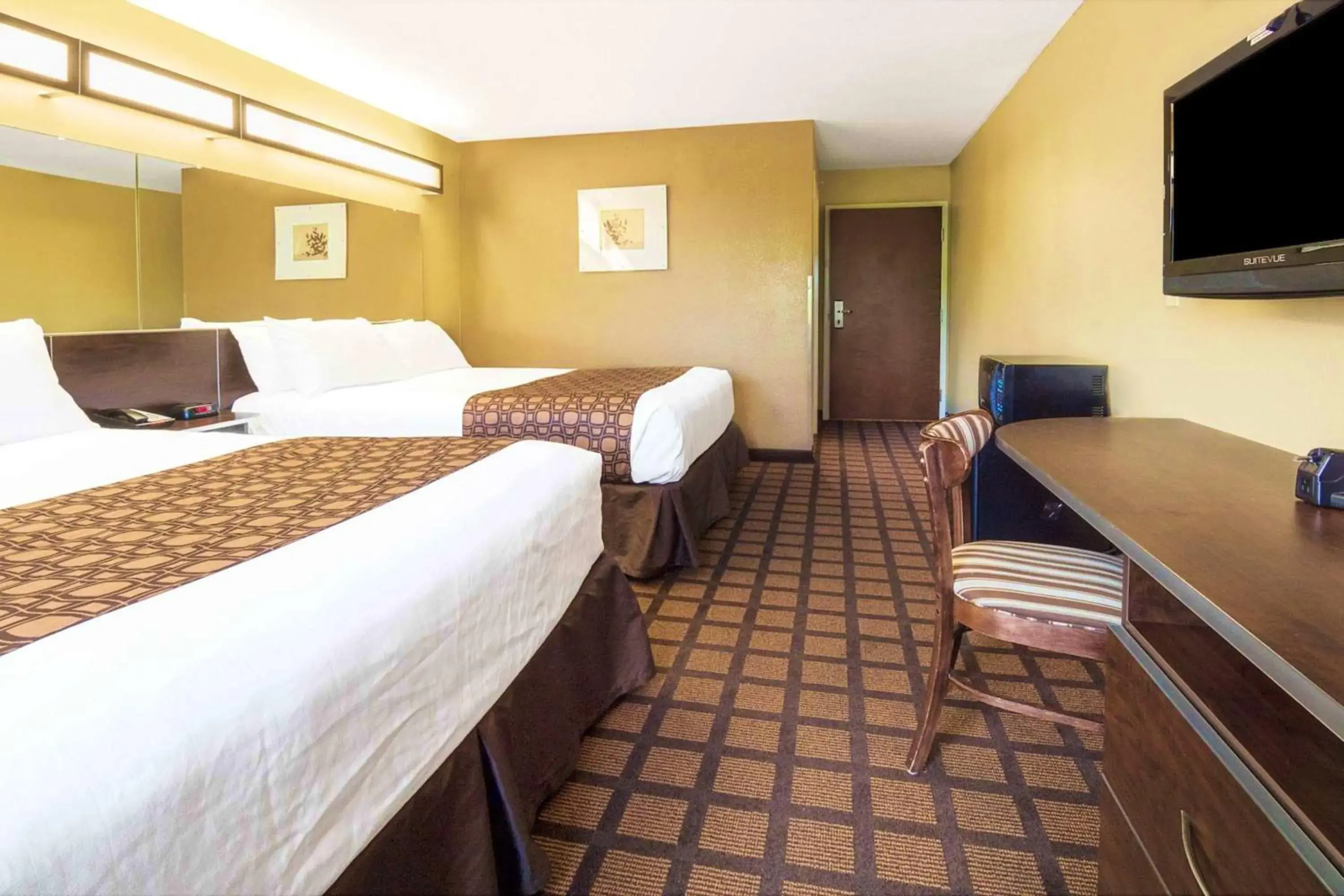 Deluxe Queen Room with Two Queen Beds - Mobility Access/Non-Smoking in Microtel Inn & Suites by Wyndham Macon Deluxe Queen Room with Two Queen Beds - Mobility Access/Non-Smoking in Microtel Inn & Suites by Wyndham Macon