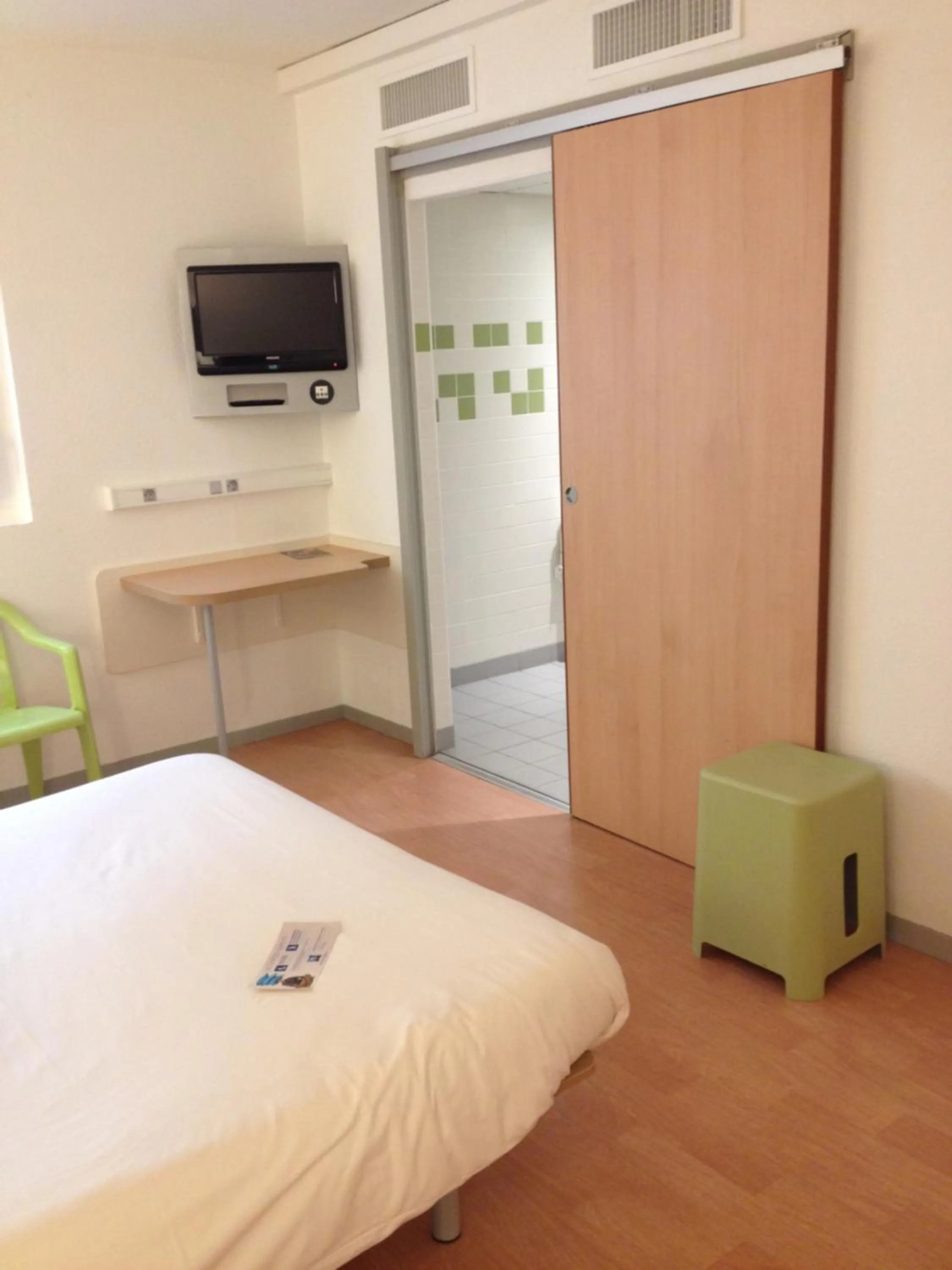 Staff, Bed in ibis budget Saint-Quentin Centre Gare