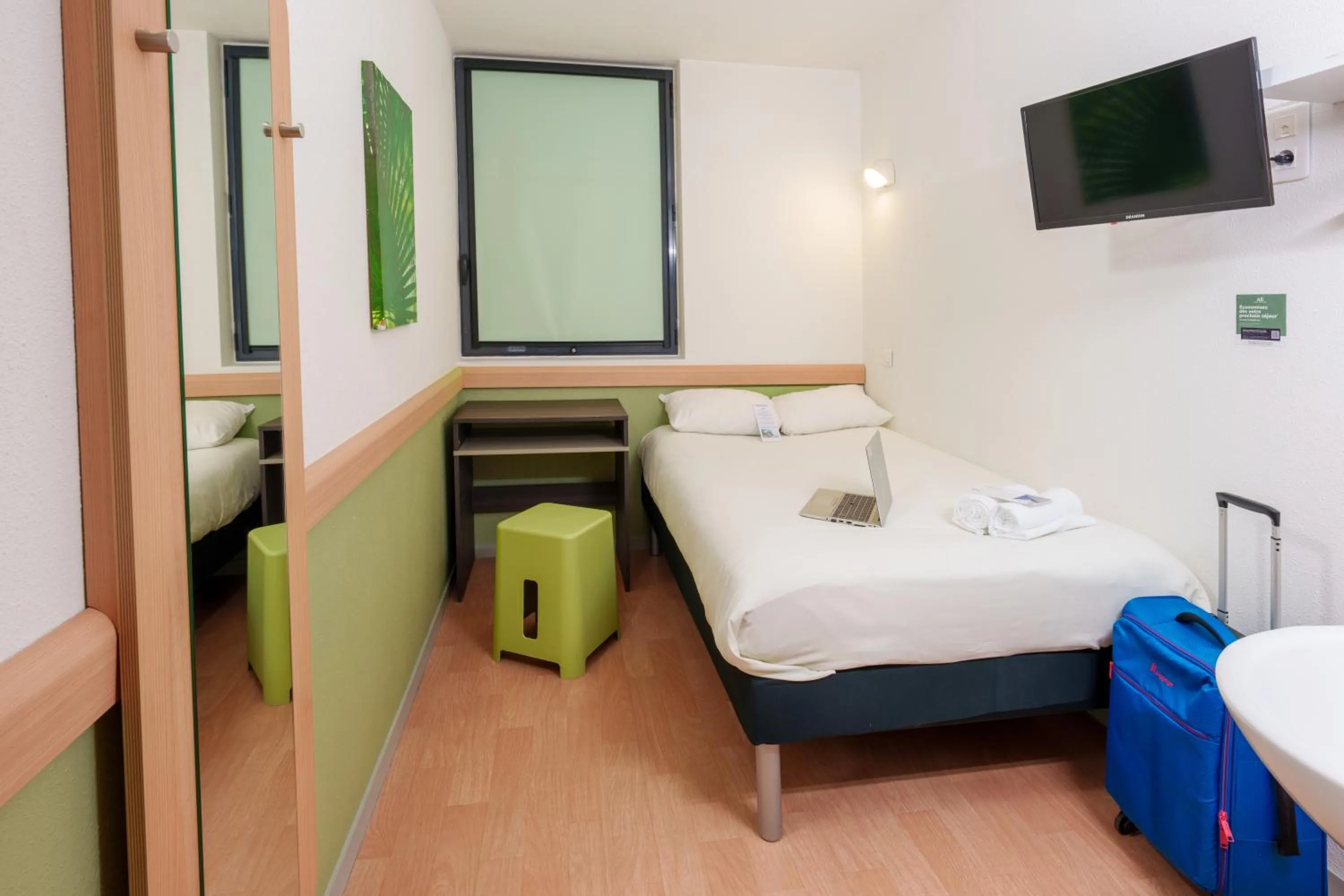 Photo of the whole room, Bed in ibis budget Saint-Quentin Centre Gare