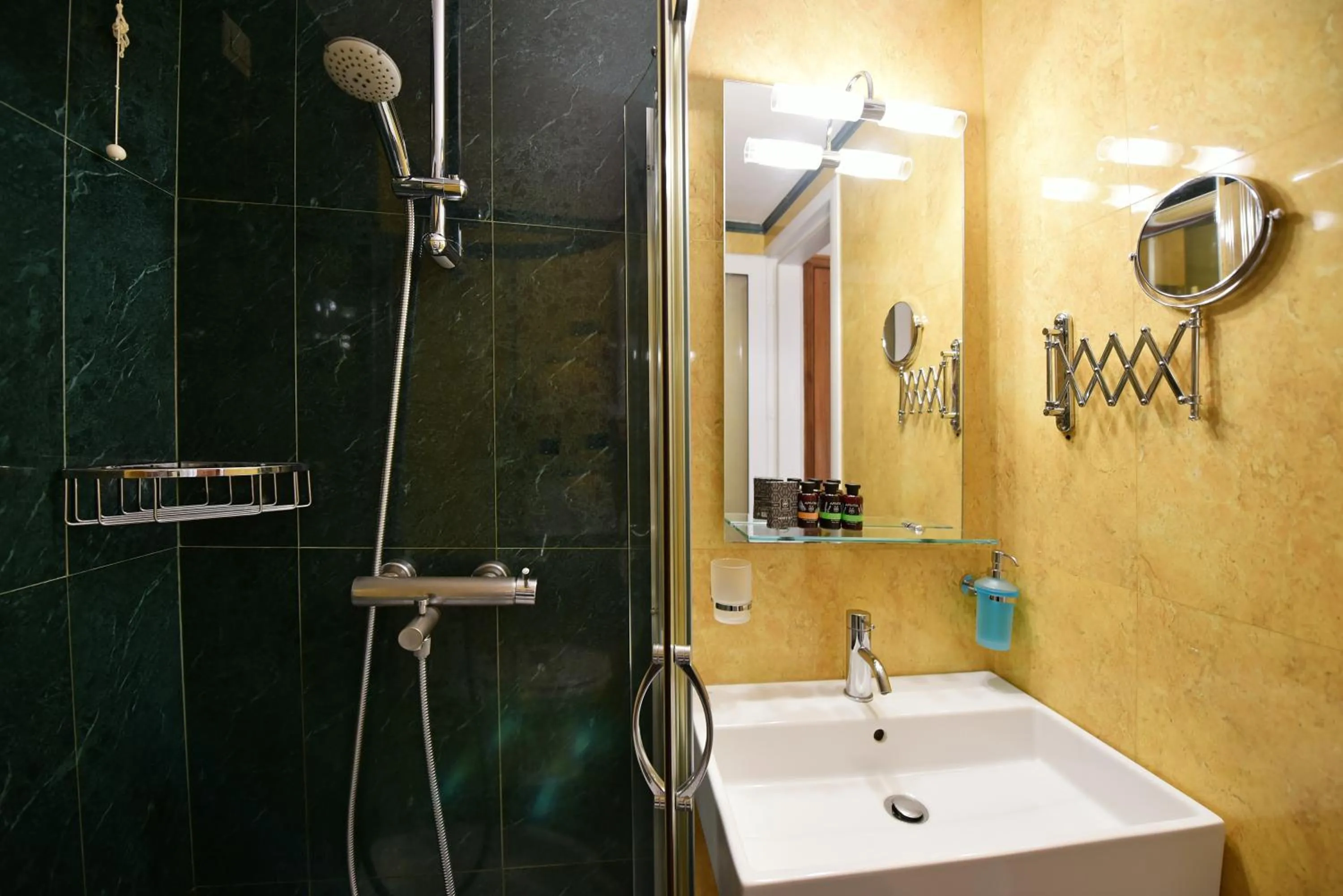 Shower in Hotel Sophia