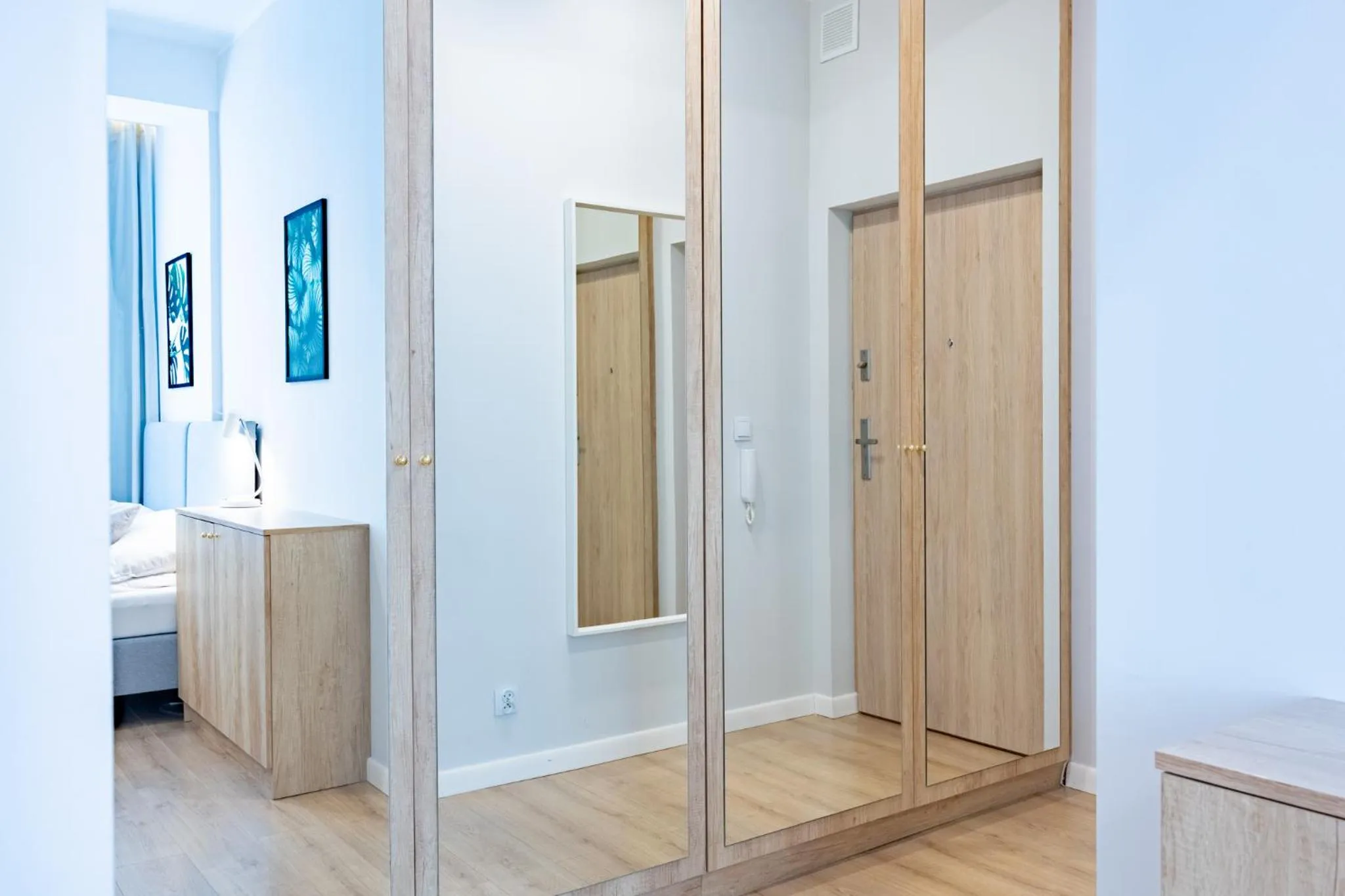 wardrobe, Bed in Apartamenty Rondo