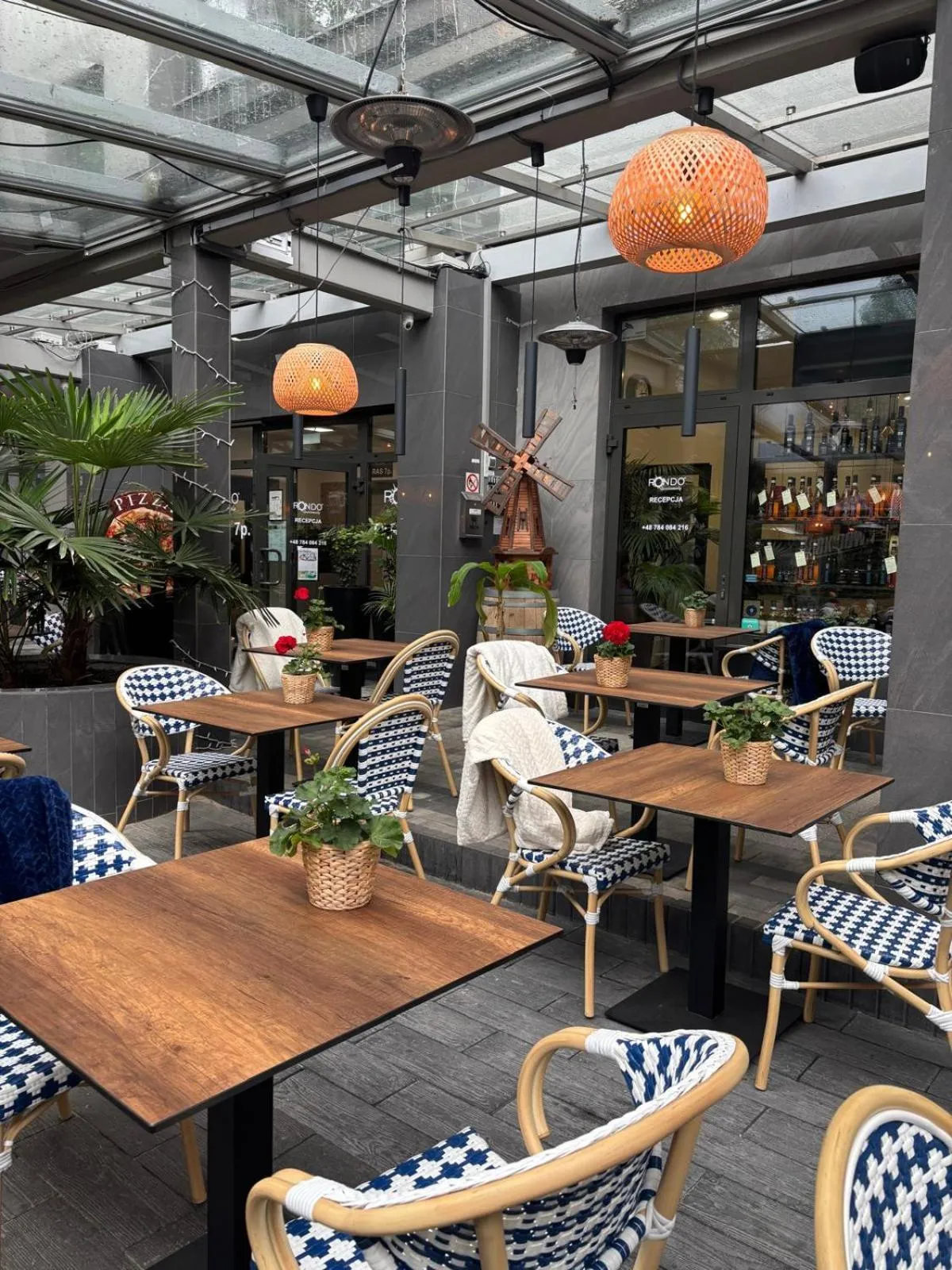 Restaurant/places to eat in Apartamenty Rondo