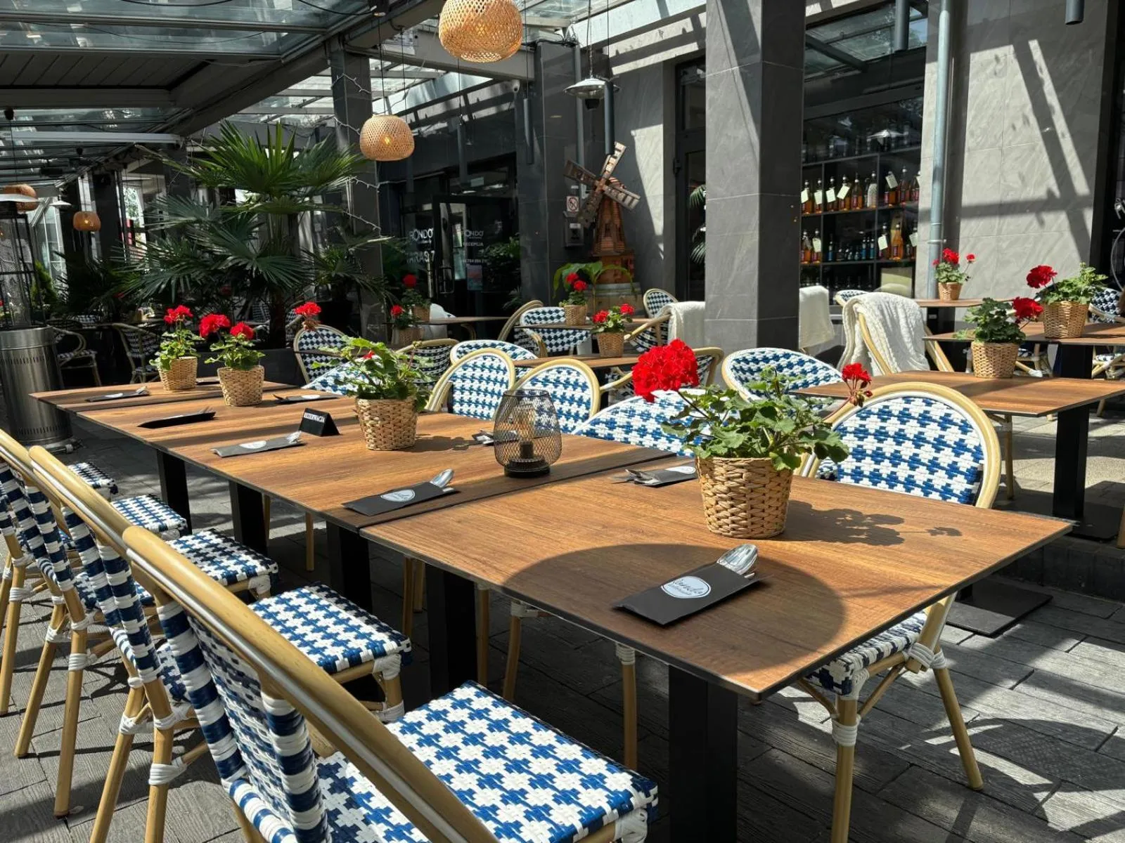 Restaurant/places to eat in Apartamenty Rondo