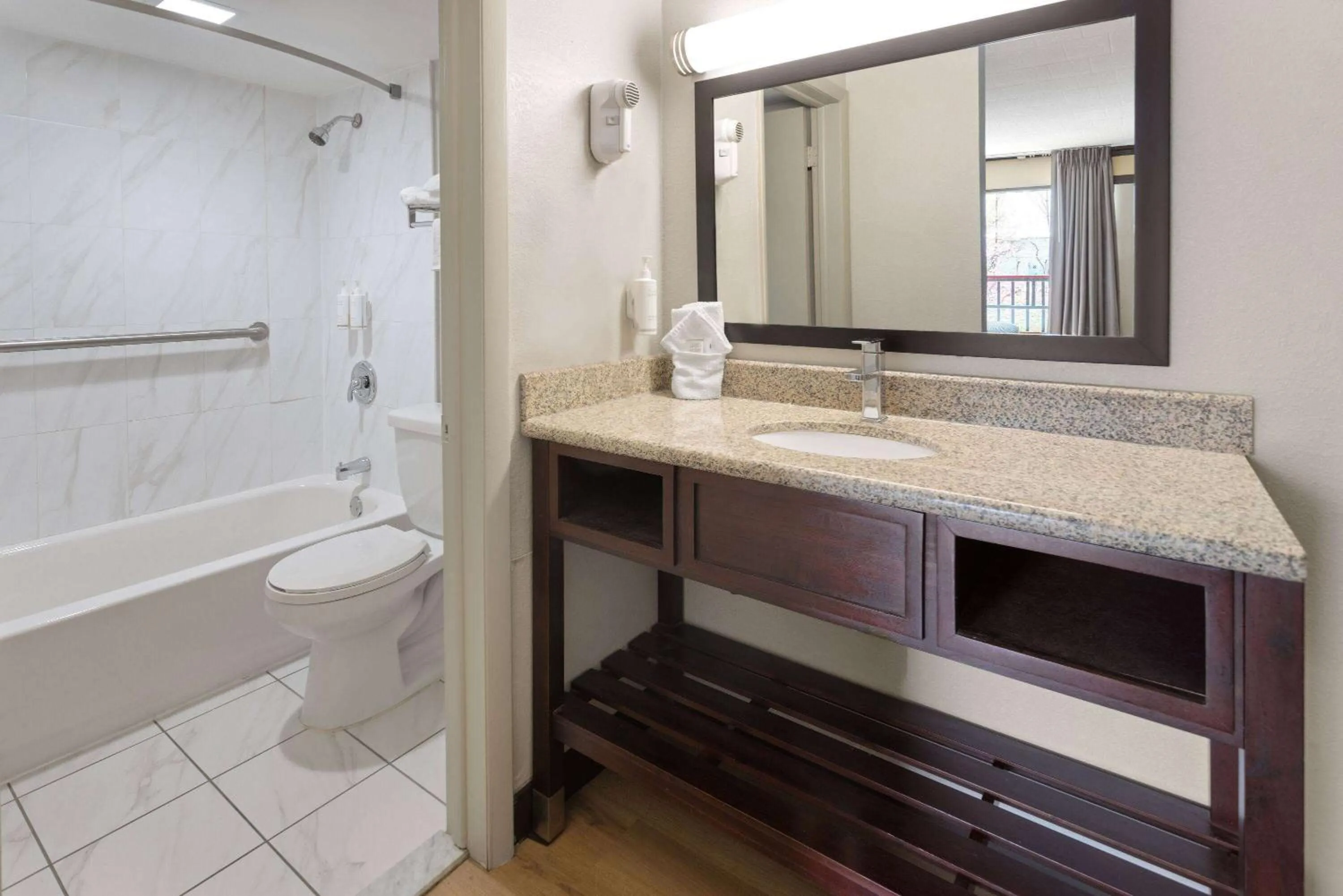 TV and multimedia in Days Inn by Wyndham Pottstown