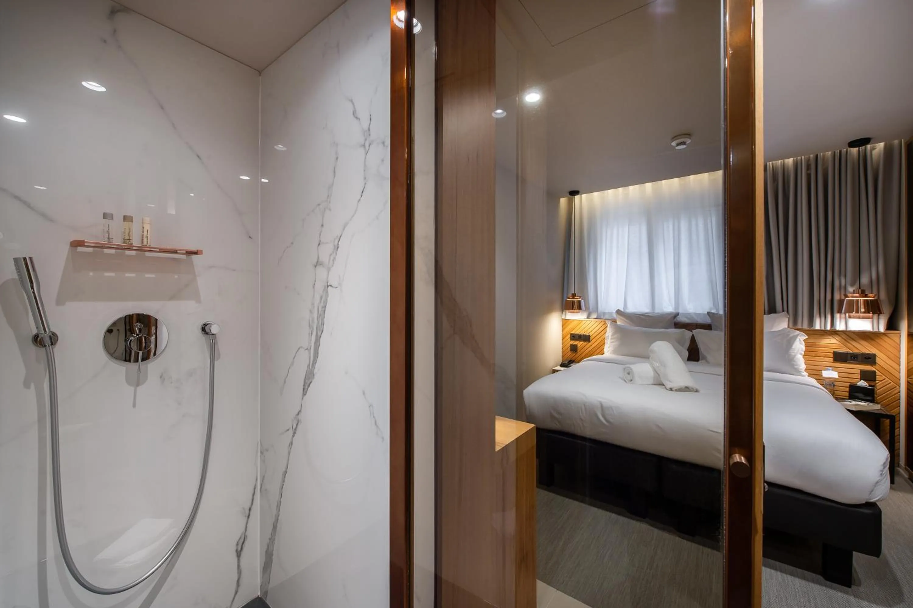 Bathroom, Bed in 9Hotel Paquis