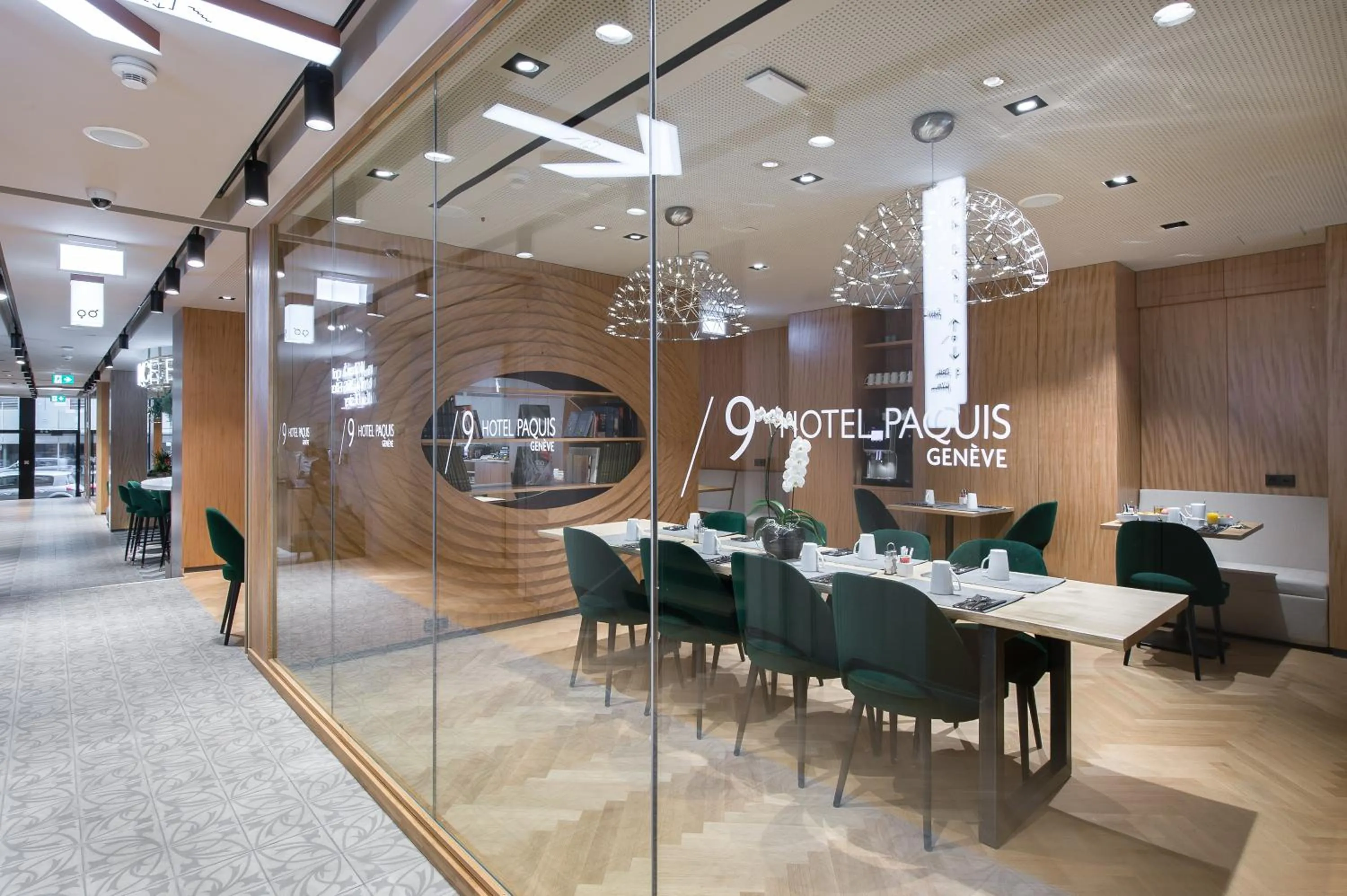 Seating area in 9Hotel Paquis