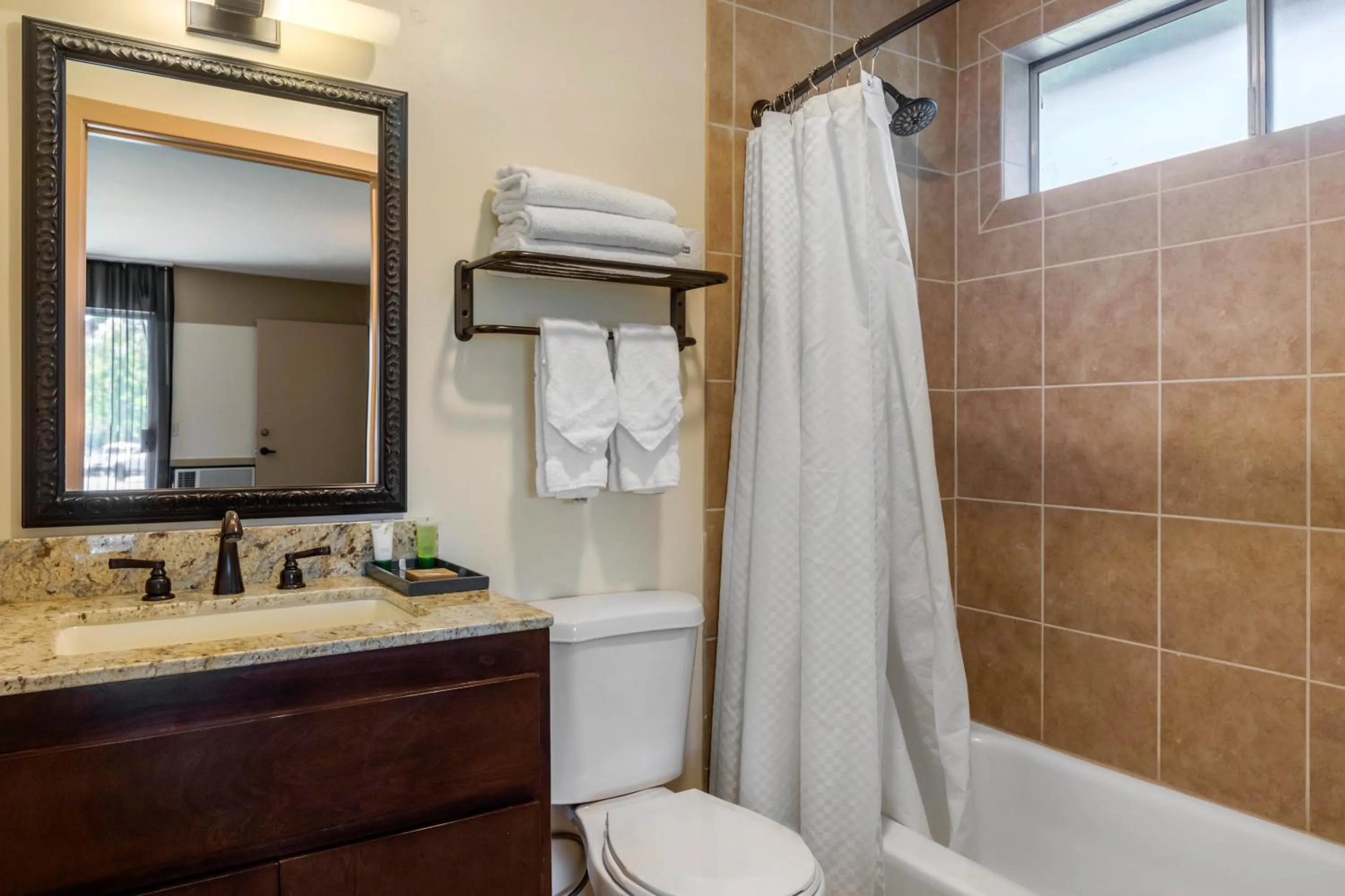 Bathroom in Carlton Oaks Lodge, an Ascend Collection Hotel