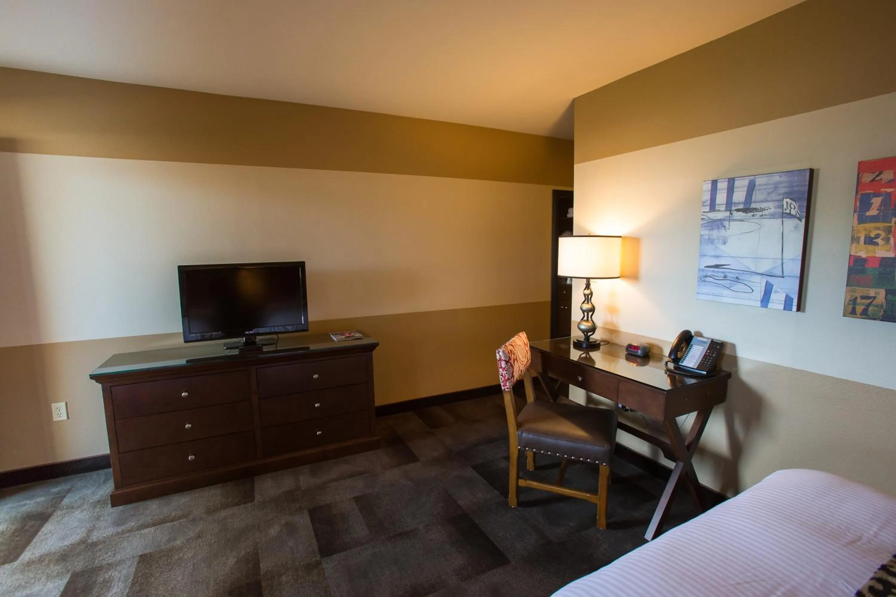 TV and multimedia in Carlton Oaks Lodge, an Ascend Collection Hotel