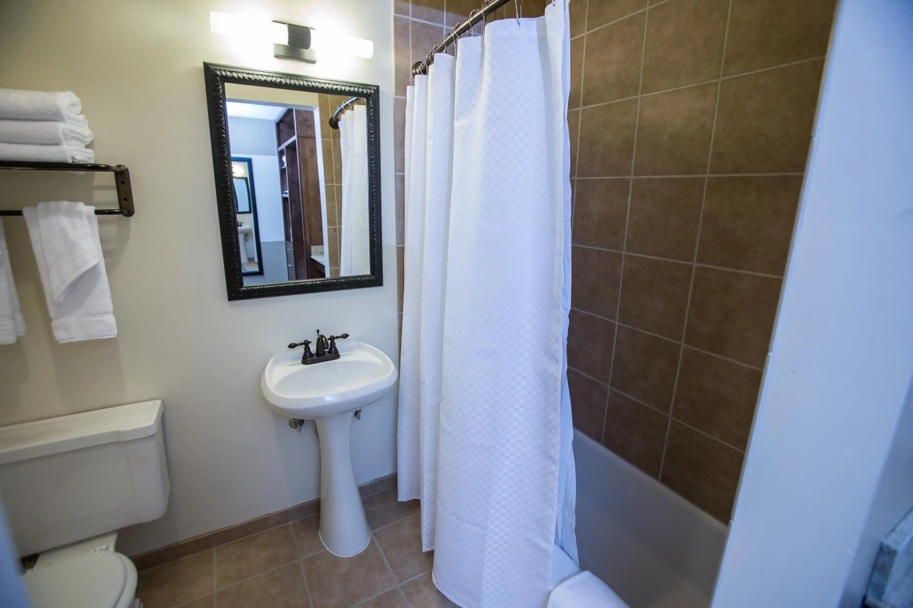 Bathroom in Carlton Oaks Lodge, an Ascend Collection Hotel