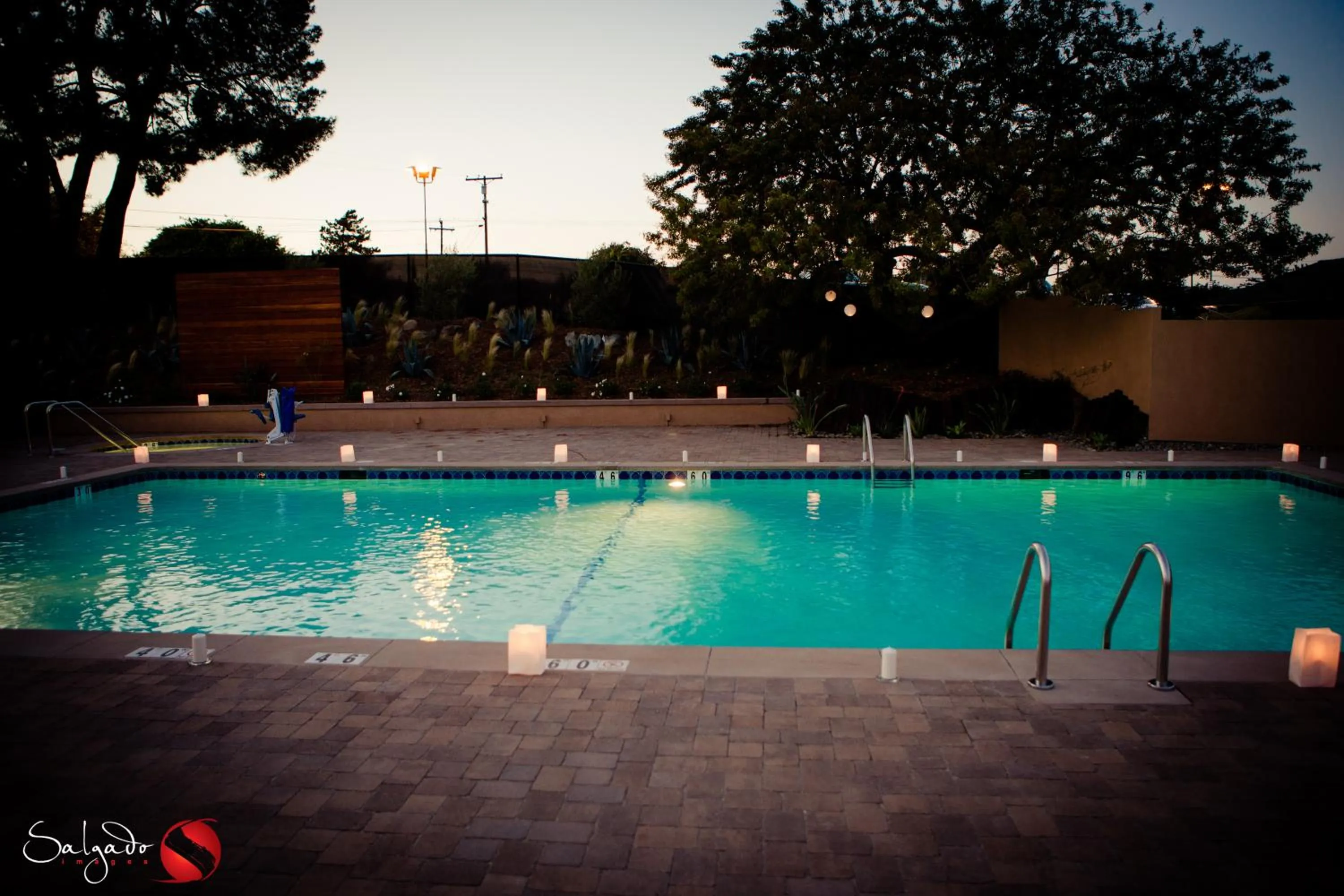 Swimming pool in Carlton Oaks Lodge, an Ascend Collection Hotel