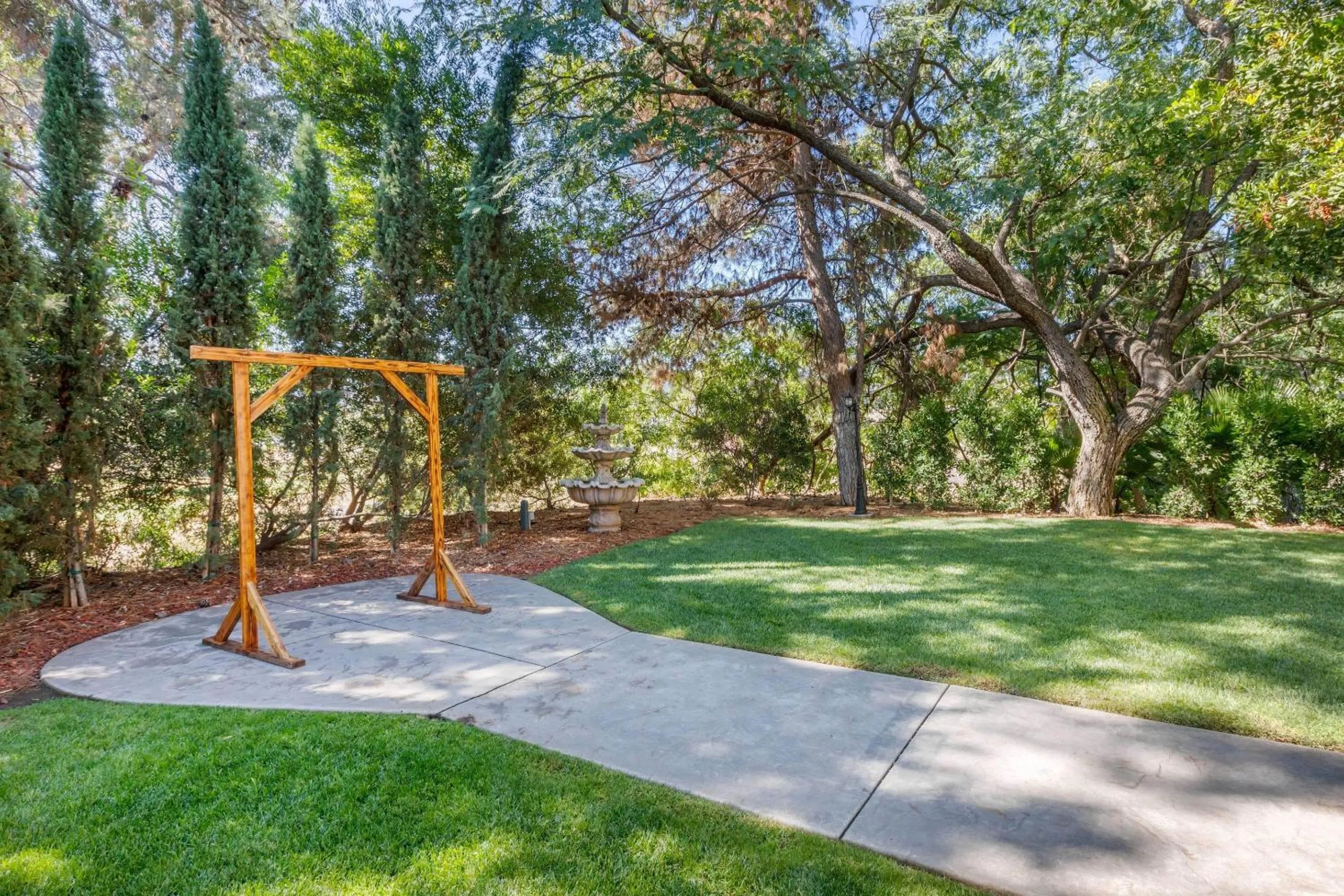 Swimming pool in Carlton Oaks Lodge, an Ascend Collection Hotel