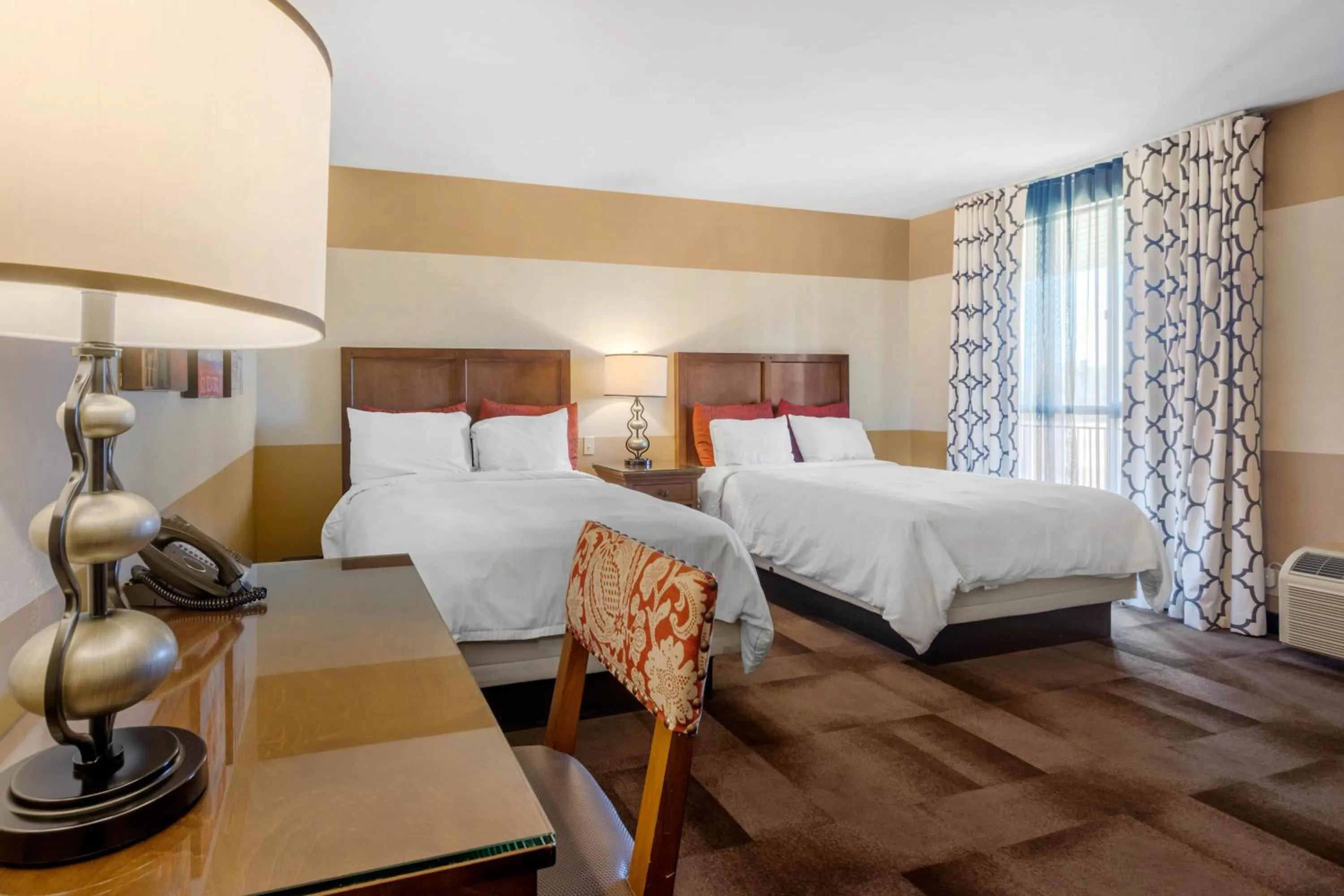 Photo of the whole room in Carlton Oaks Lodge, an Ascend Collection Hotel