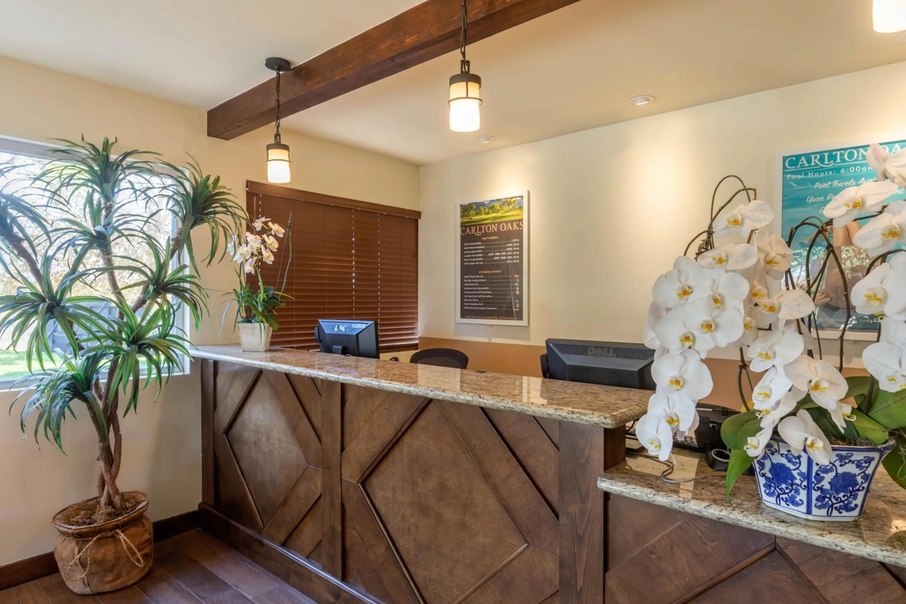 Lobby or reception in Carlton Oaks Lodge, an Ascend Collection Hotel