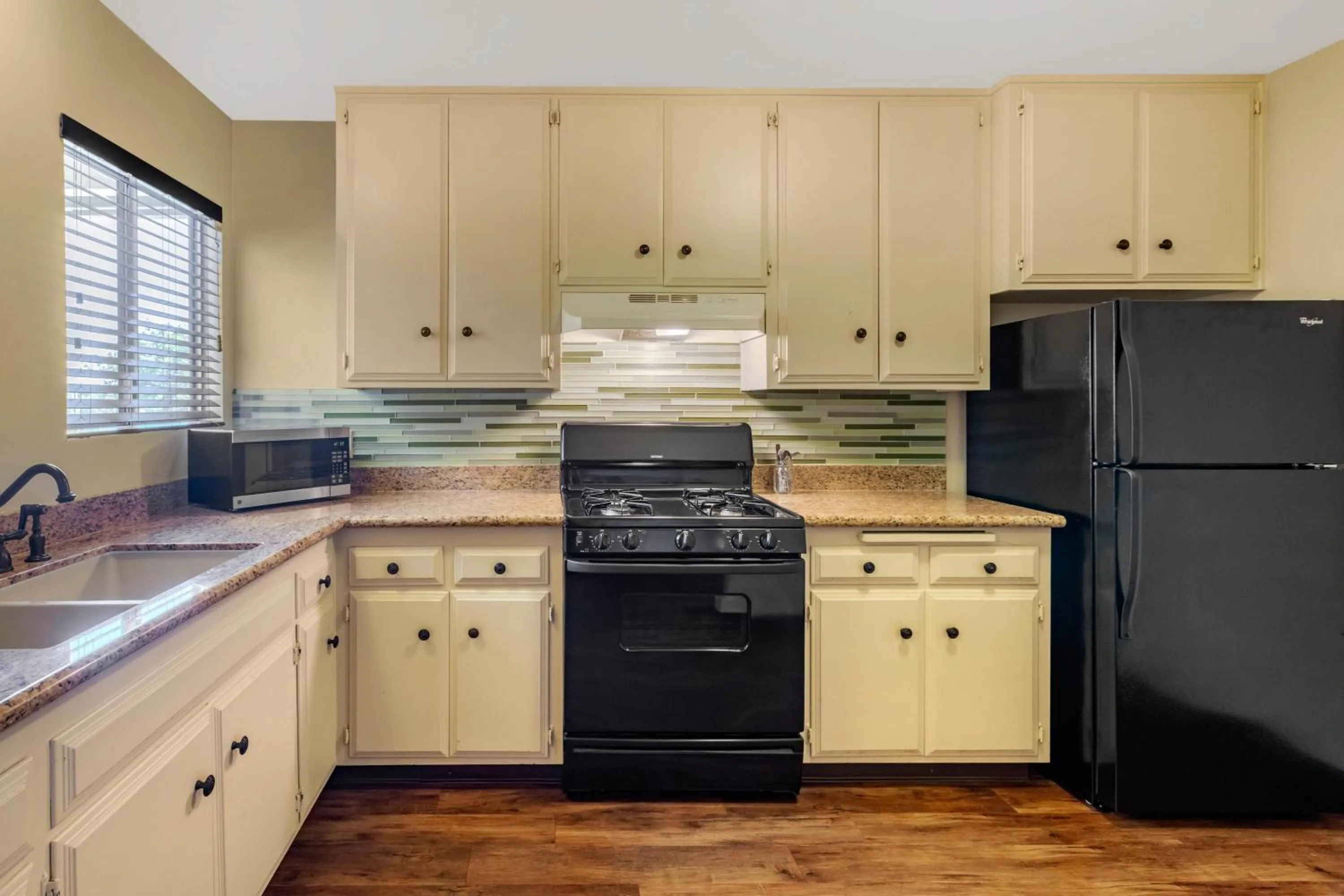 Kitchen or kitchenette in Carlton Oaks Lodge, an Ascend Collection Hotel
