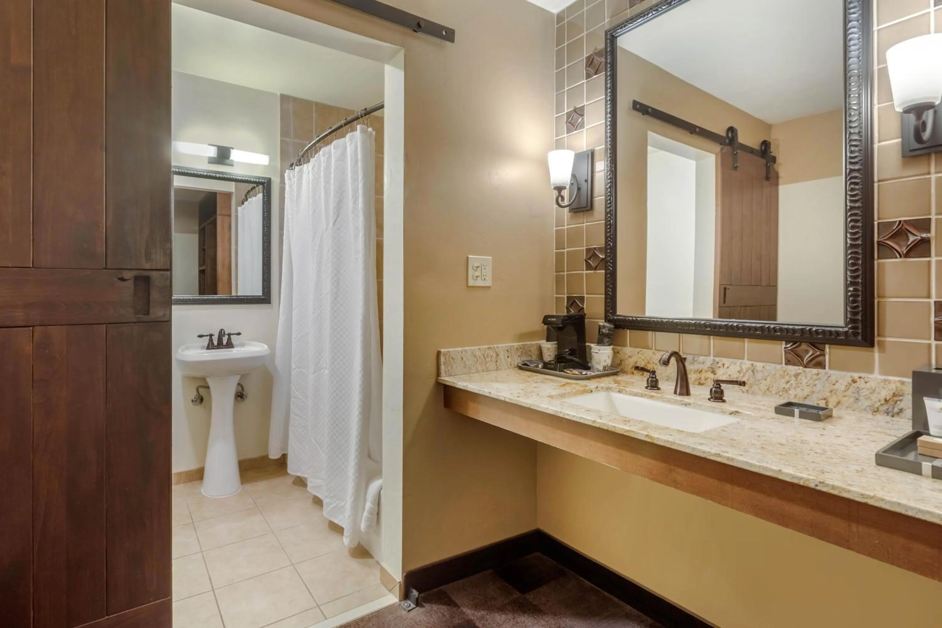 Bathroom in Carlton Oaks Lodge, an Ascend Collection Hotel