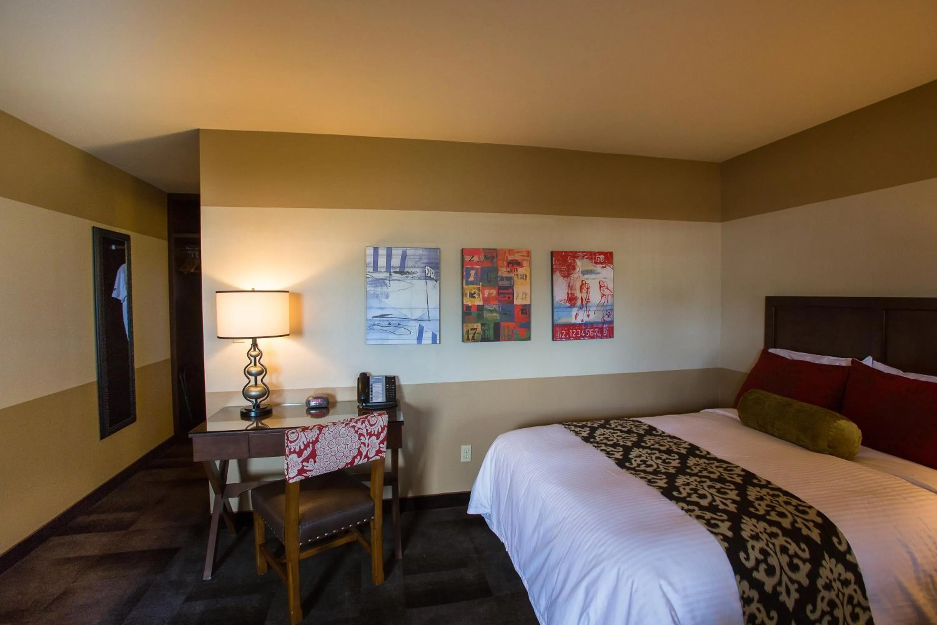 Photo of the whole room in Carlton Oaks Lodge, an Ascend Collection Hotel