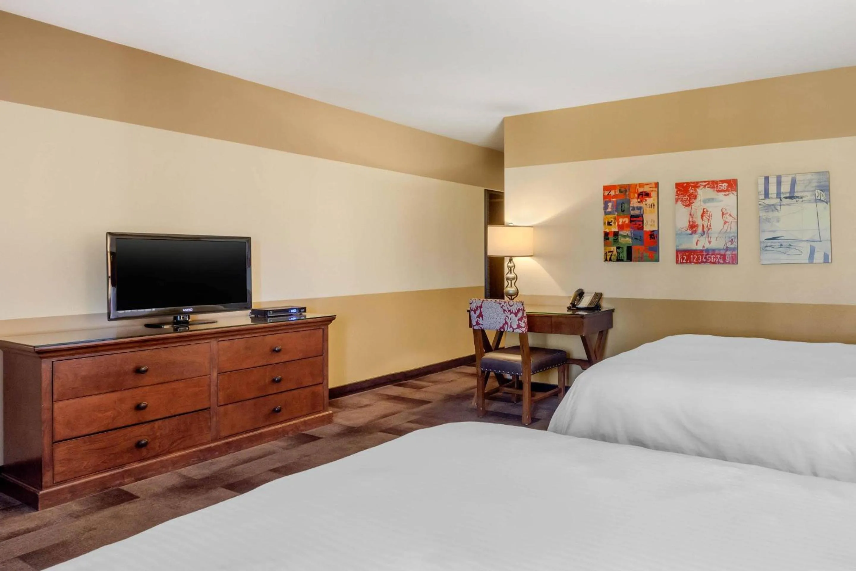 Bedroom in Carlton Oaks Lodge, an Ascend Collection Hotel