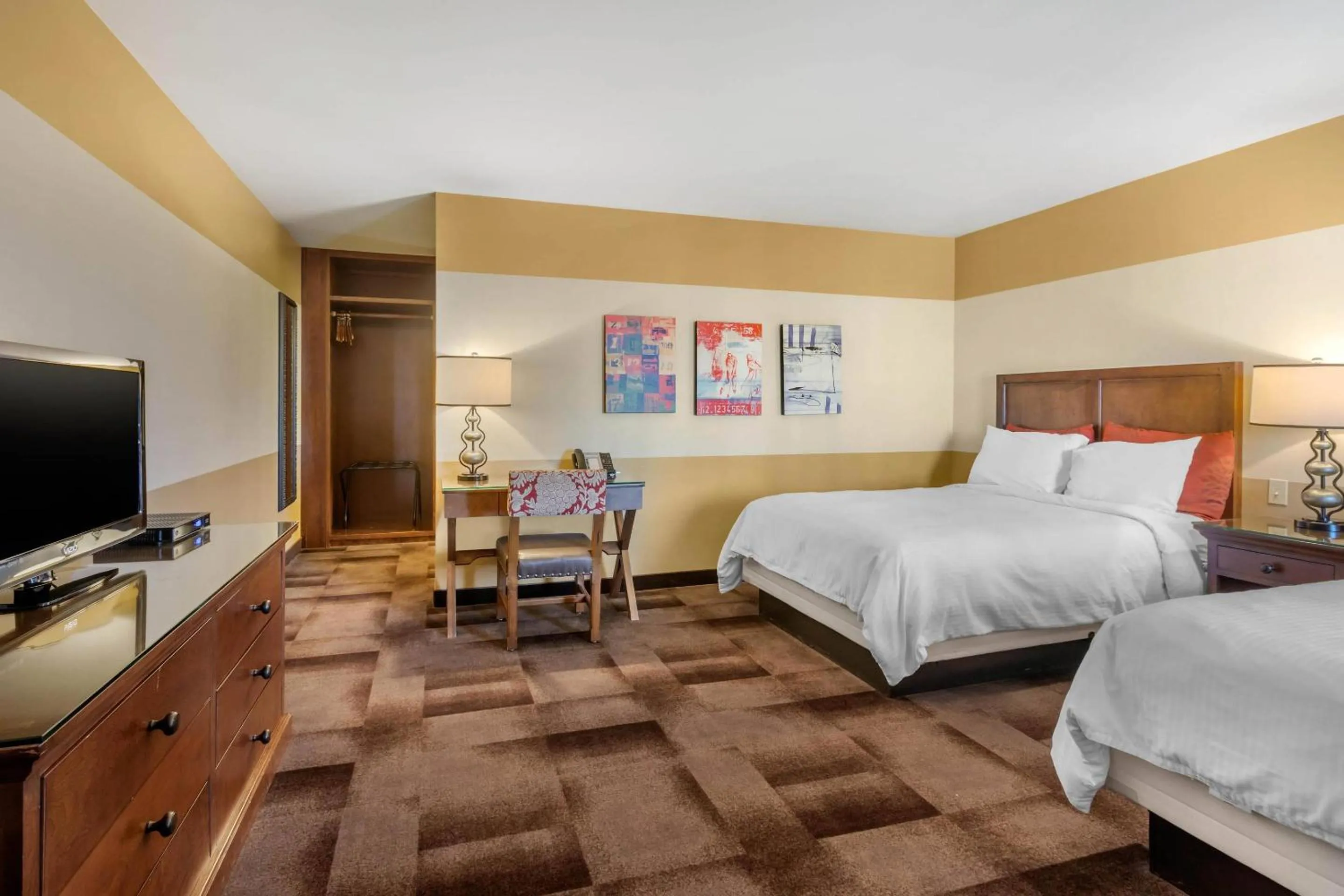 Bedroom in Carlton Oaks Lodge, an Ascend Collection Hotel