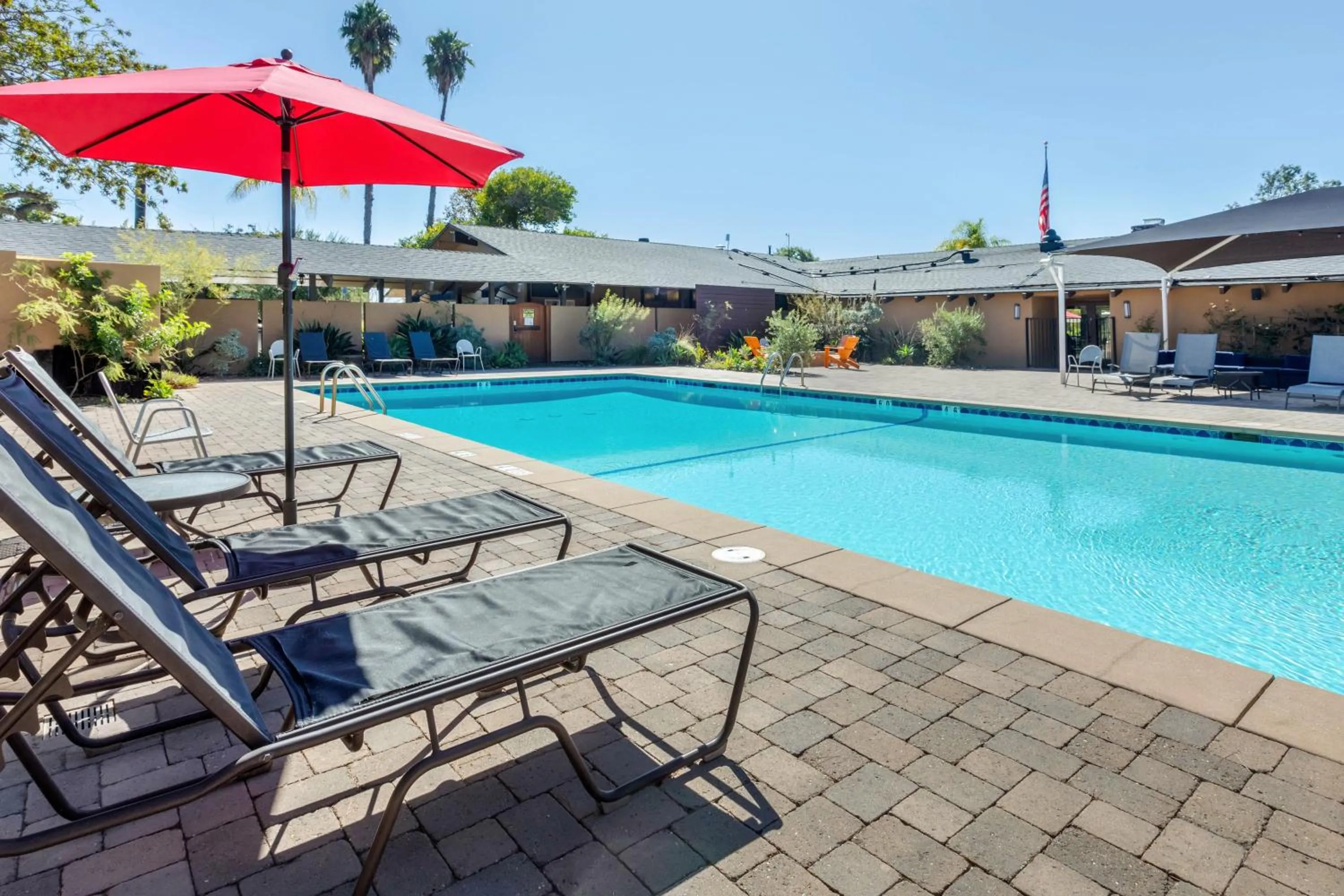 Swimming pool in Carlton Oaks Lodge, an Ascend Collection Hotel