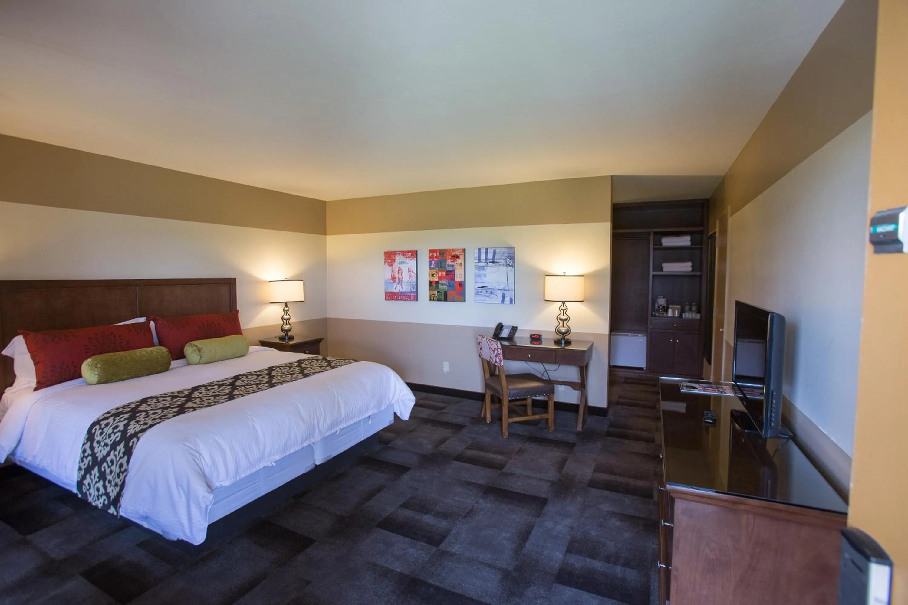 Photo of the whole room in Carlton Oaks Lodge, an Ascend Collection Hotel