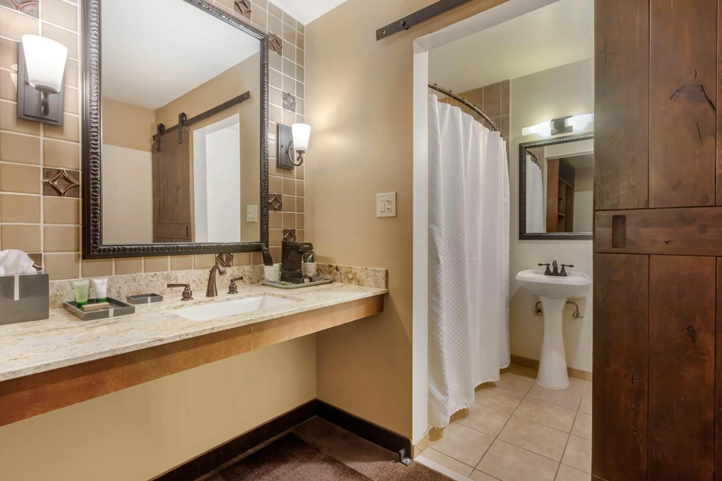 Bathroom in Carlton Oaks Lodge, an Ascend Collection Hotel