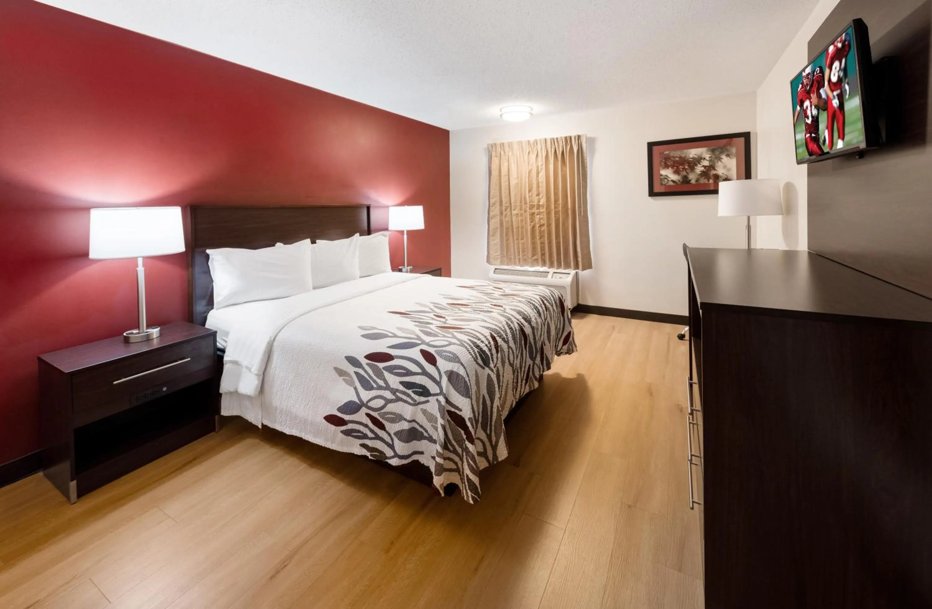 Photo of the whole room, Bed in Red Roof Inn Fort Wayne