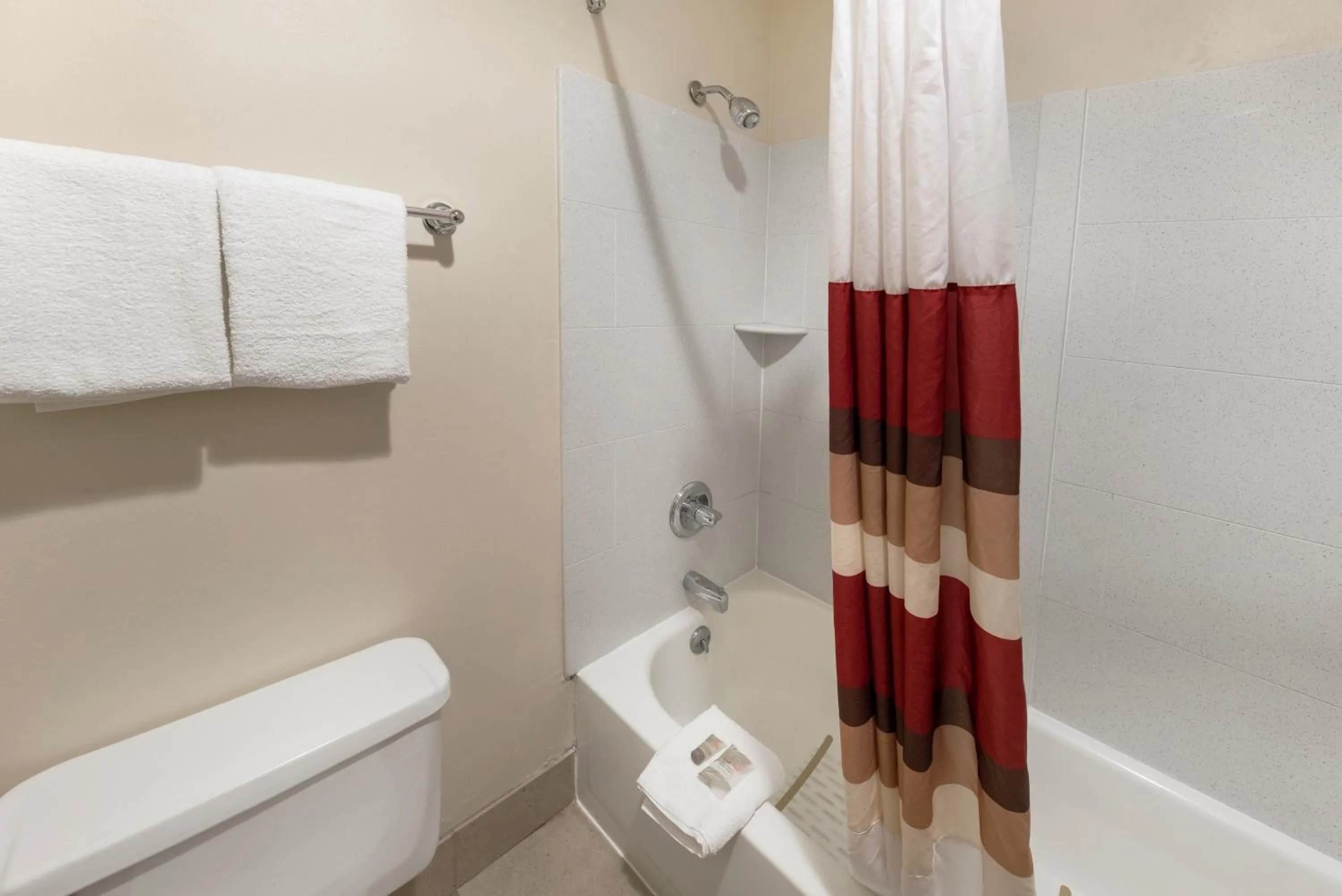 Bathroom in Red Roof Inn Fort Wayne