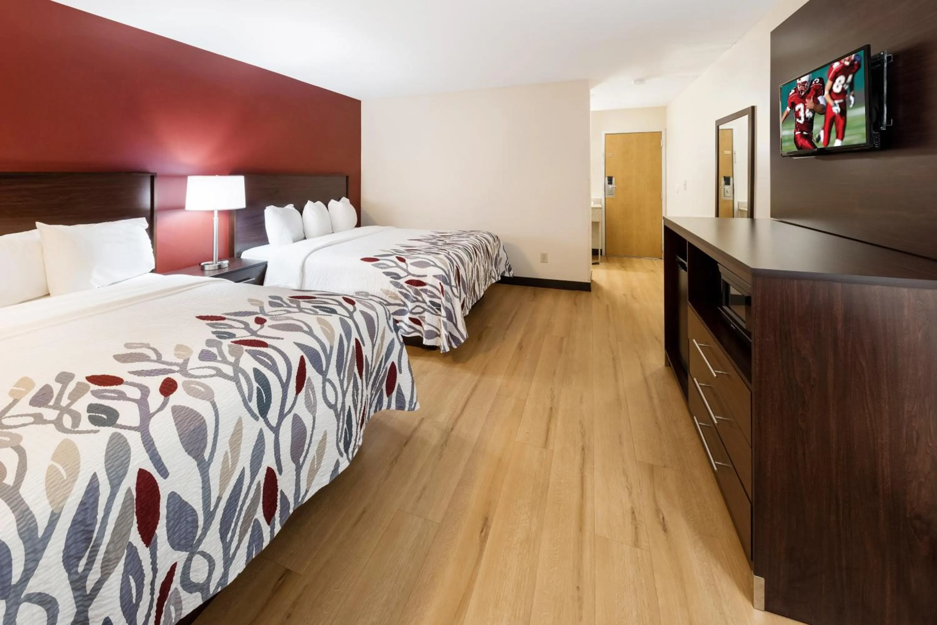 Photo of the whole room, Bed in Red Roof Inn Fort Wayne