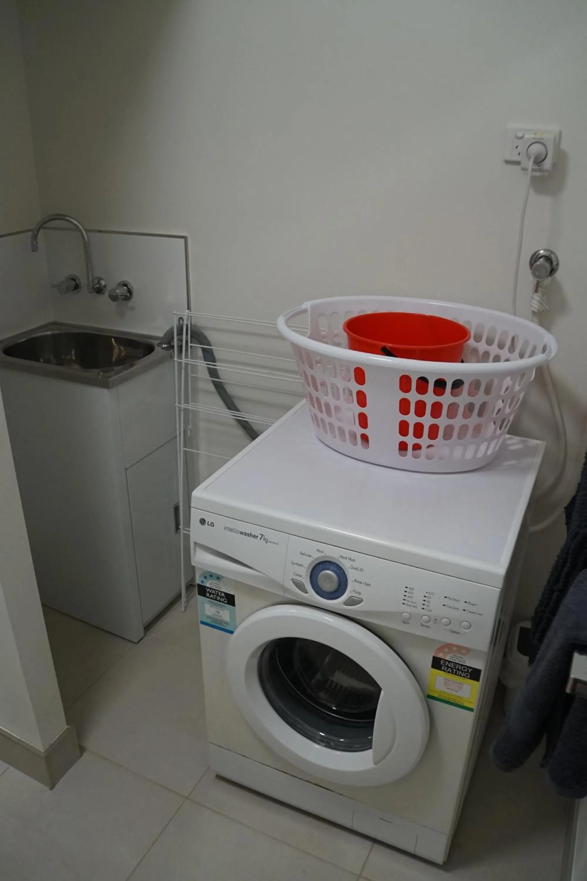 laundry in Airlie Seaview Apartments