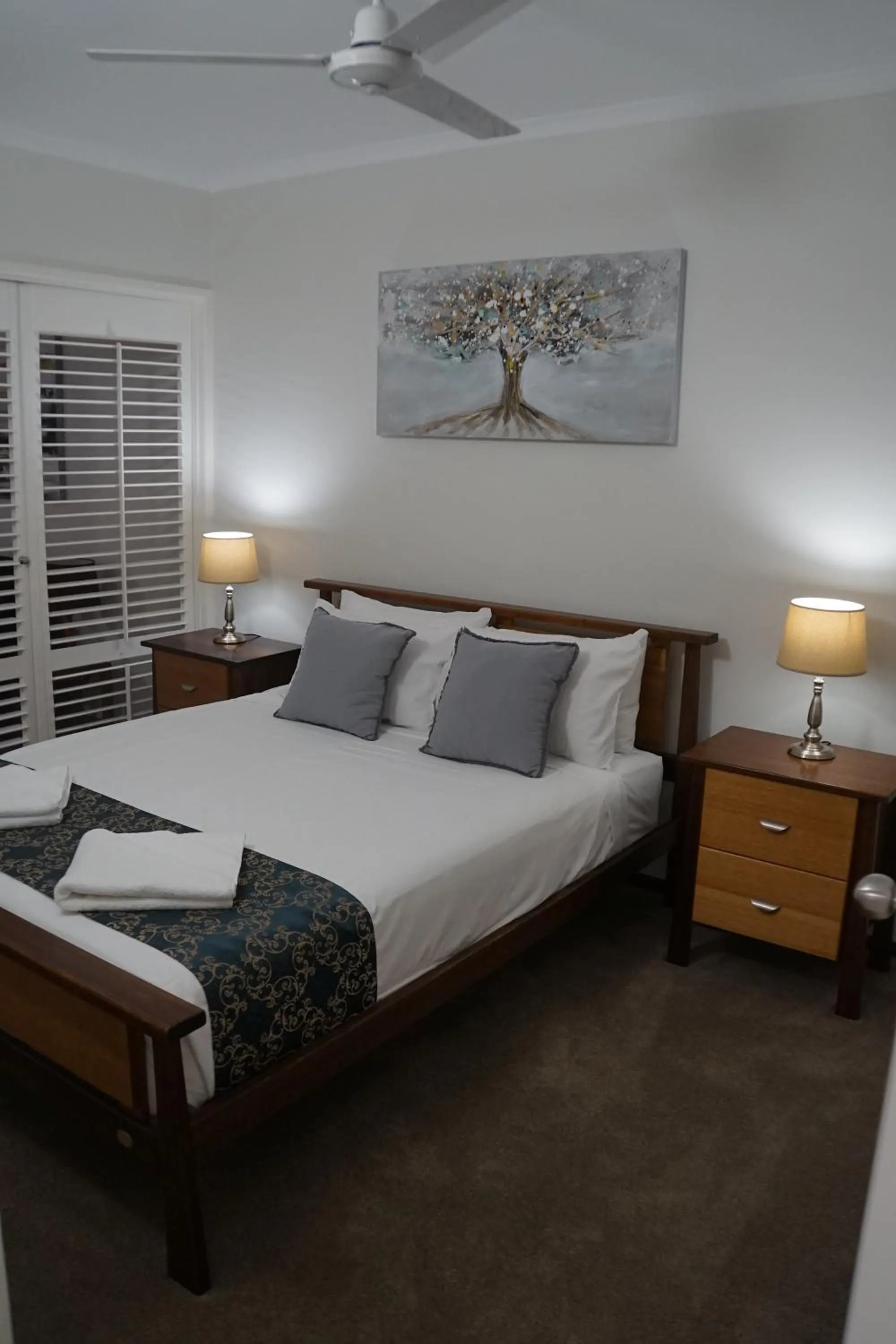 Bedroom, Bed in Airlie Seaview Apartments