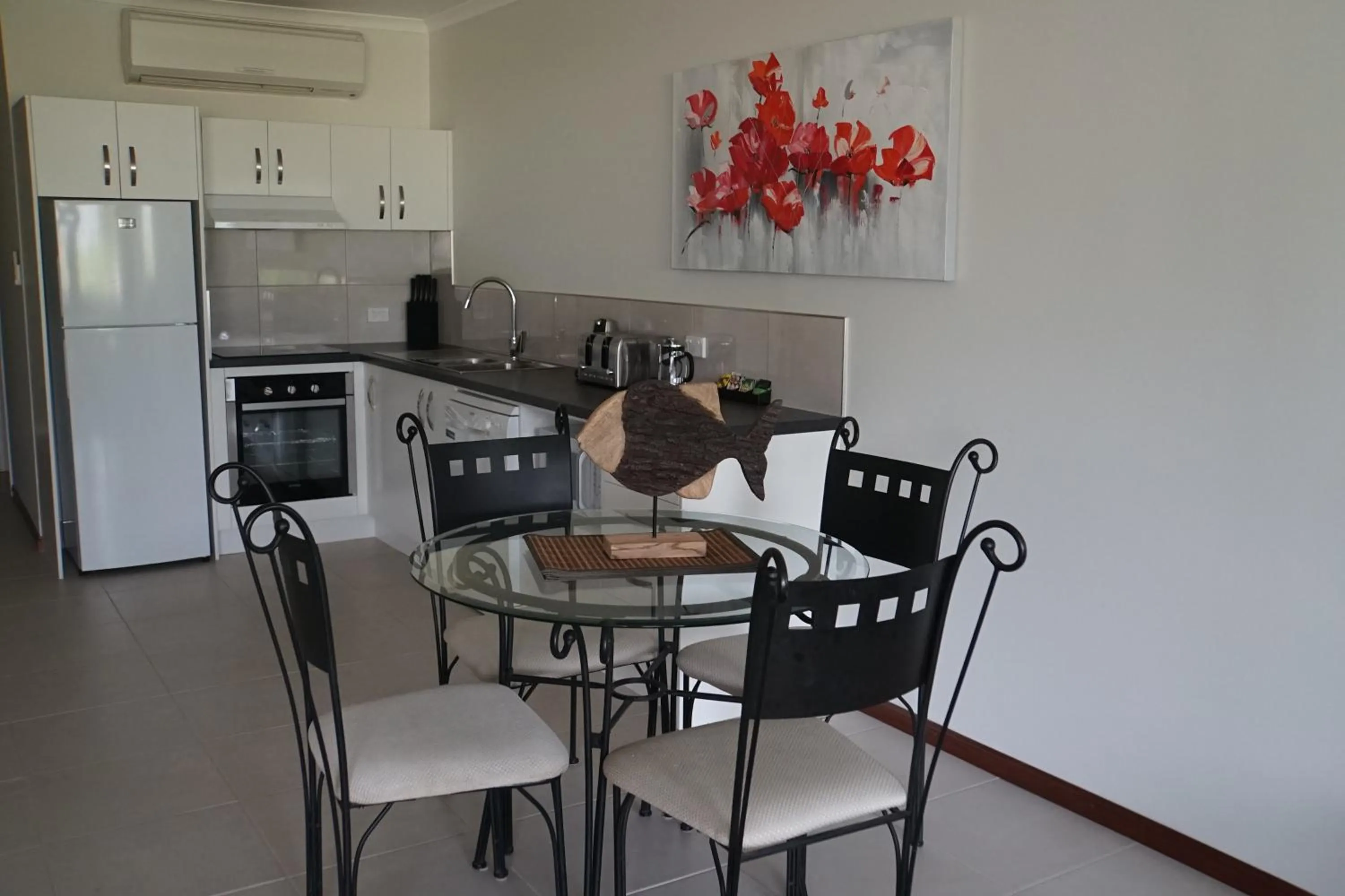 Dining area in Airlie Seaview Apartments