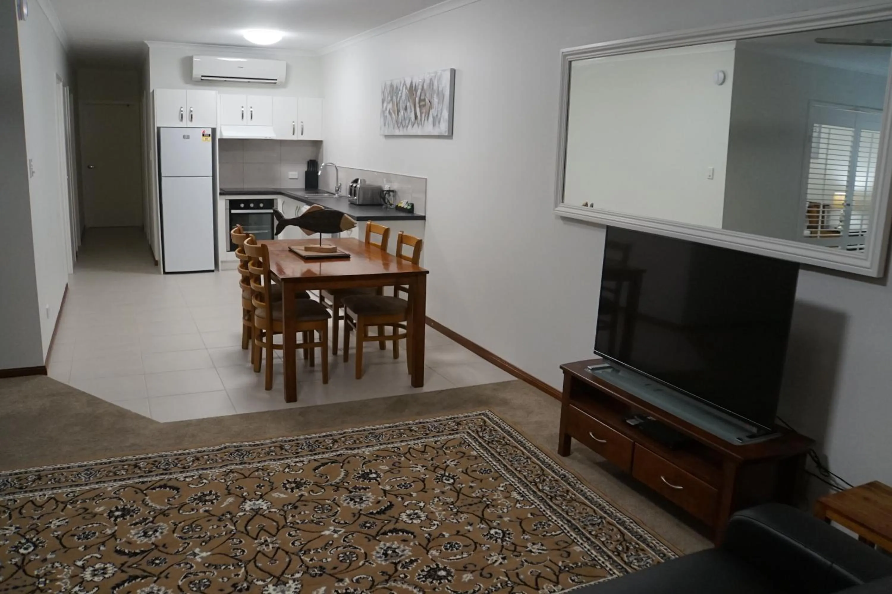Dining area in Airlie Seaview Apartments
