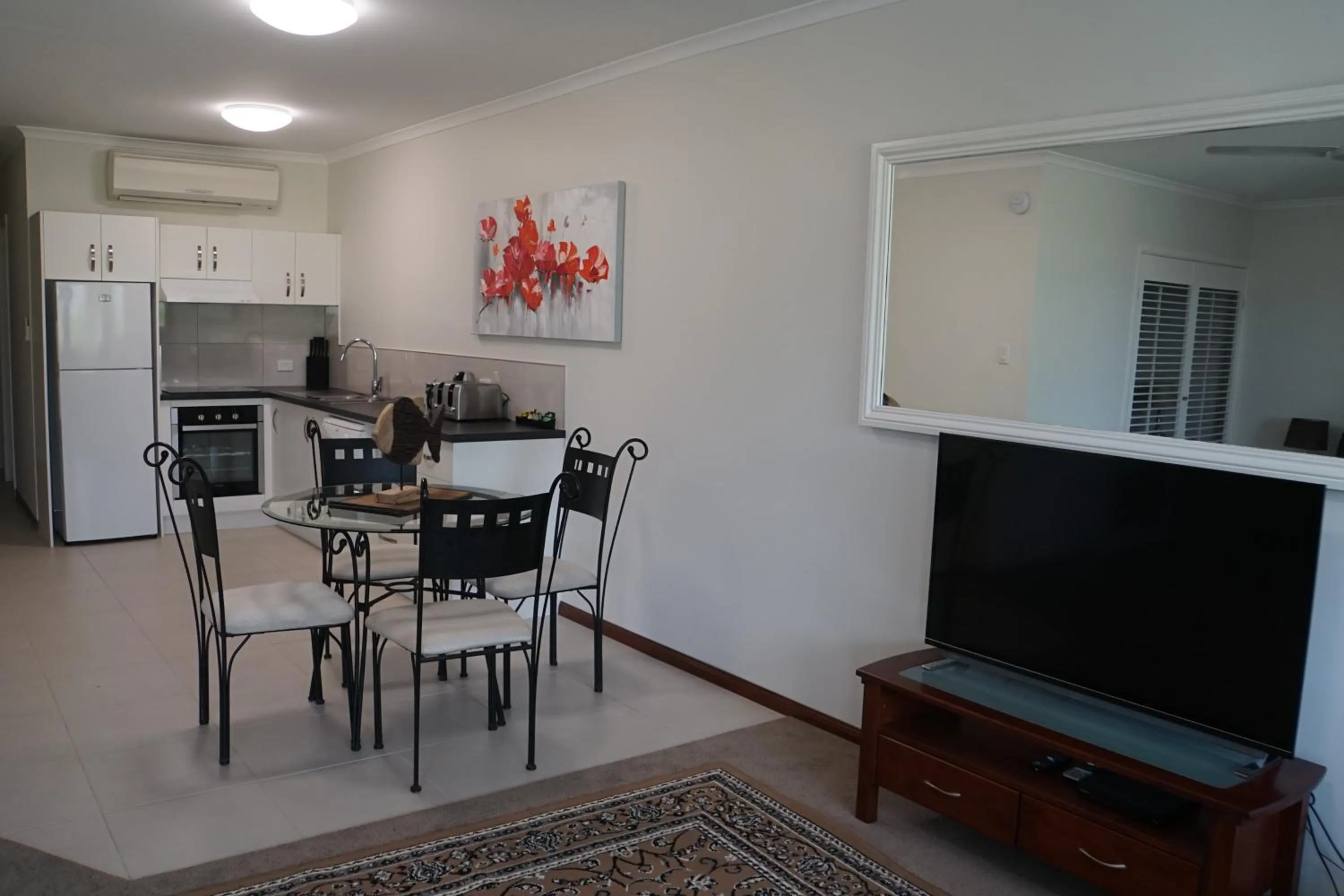 TV and multimedia in Airlie Seaview Apartments