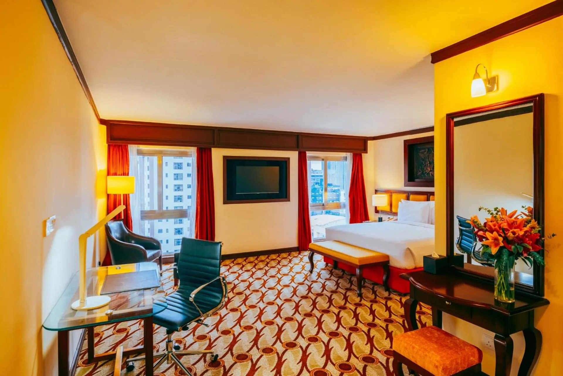 Pool view, Bed in Mövenpick Hotel & Residences Nairobi