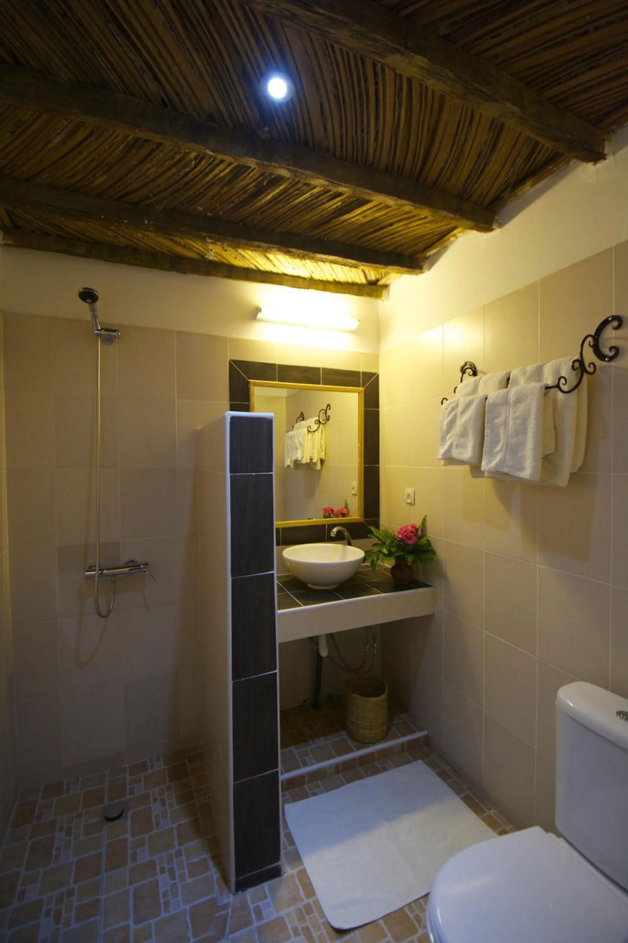 Bathroom in Hôtel Kadiandoumagne