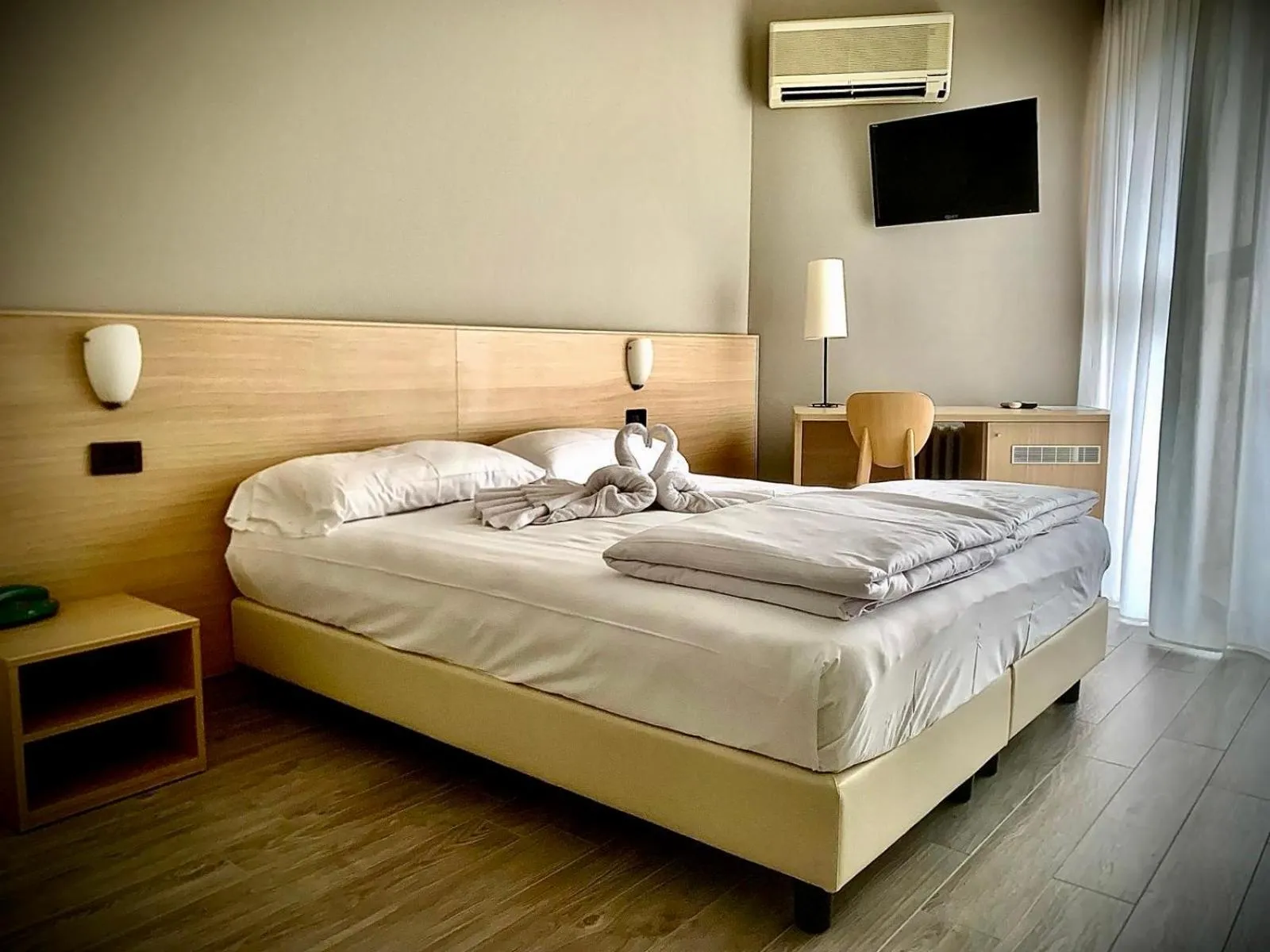 Photo of the whole room, Bed in Hotel Astoria