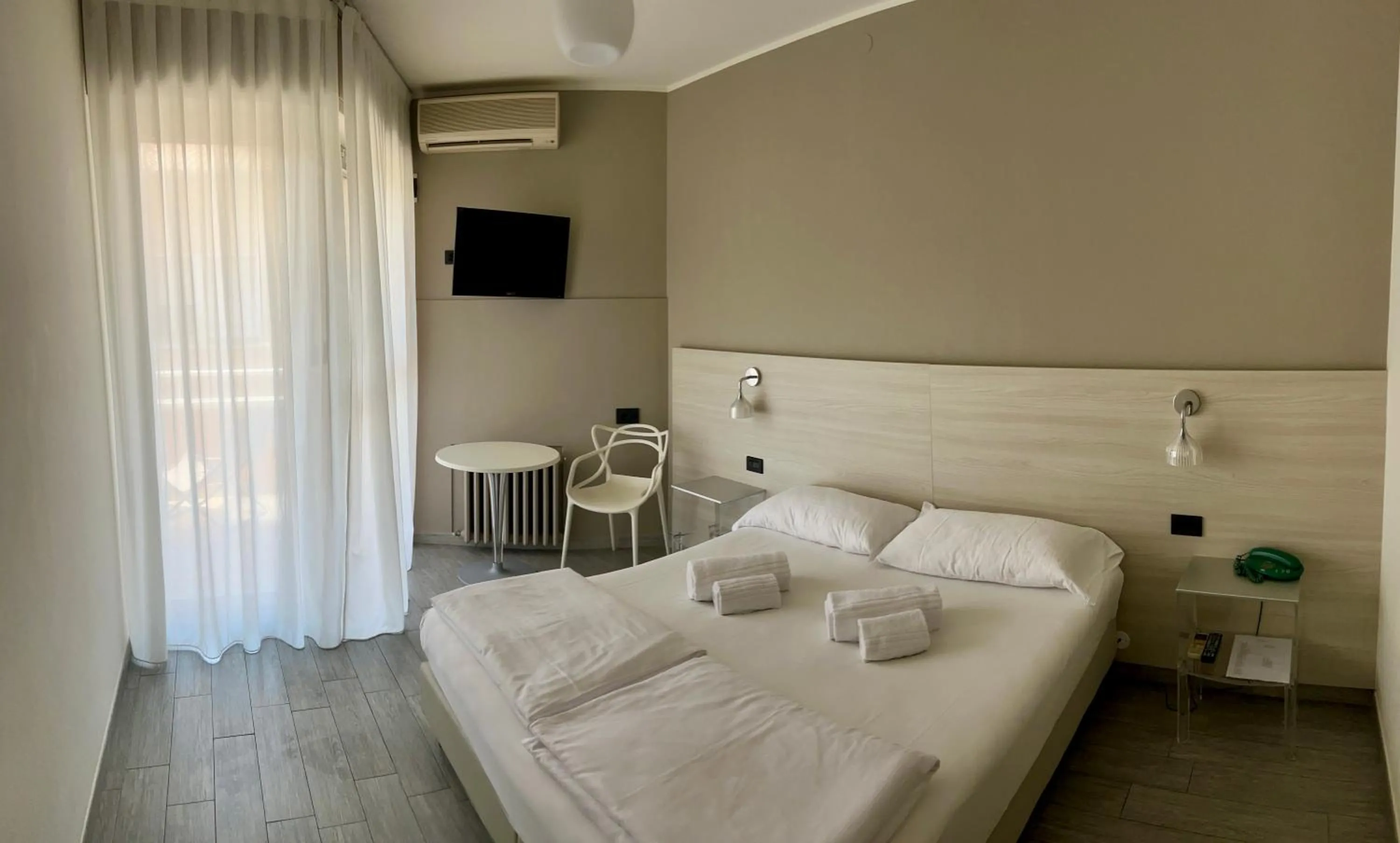 Bed in Hotel Astoria