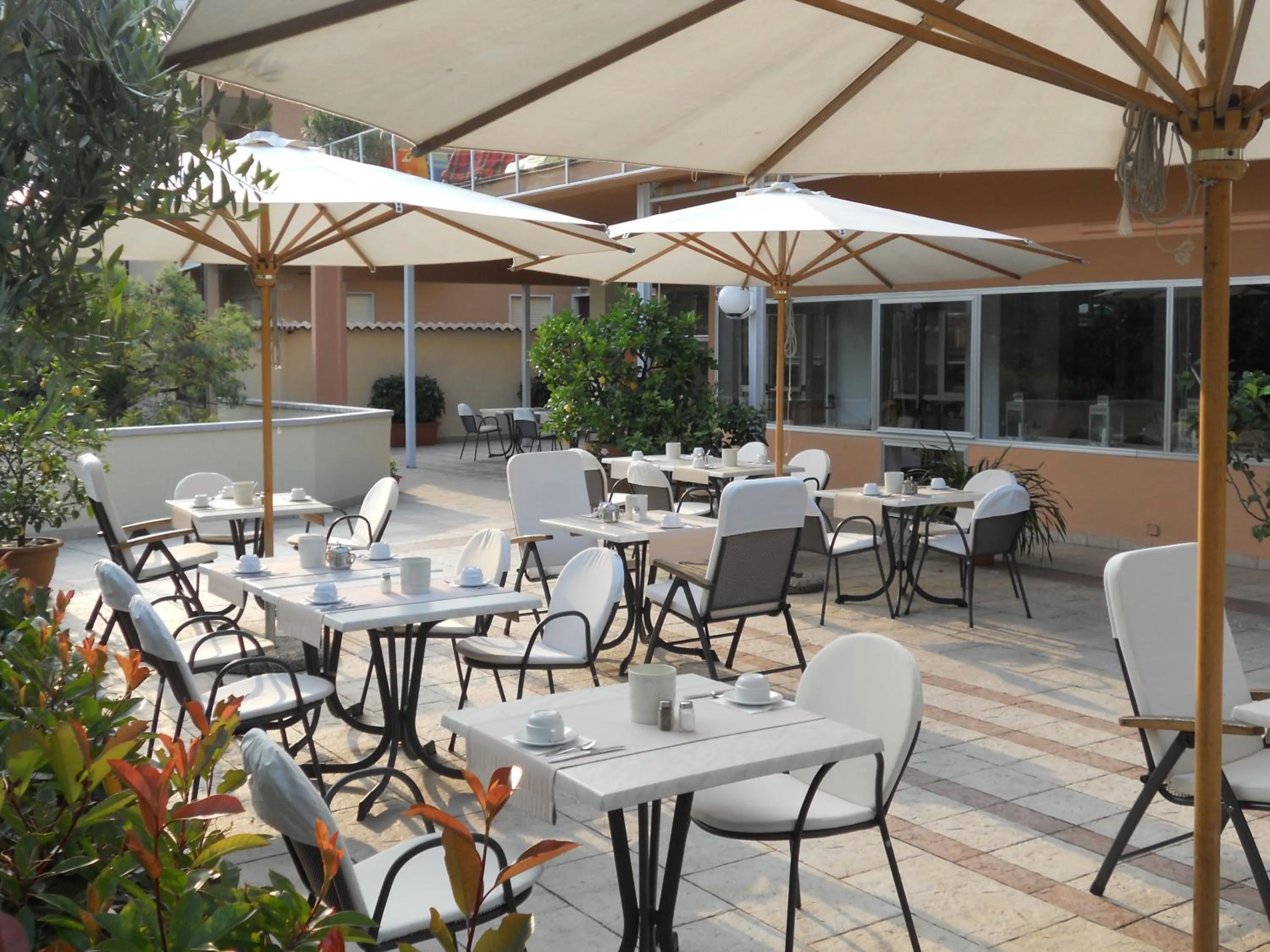 Restaurant/places to eat in Hotel Astoria