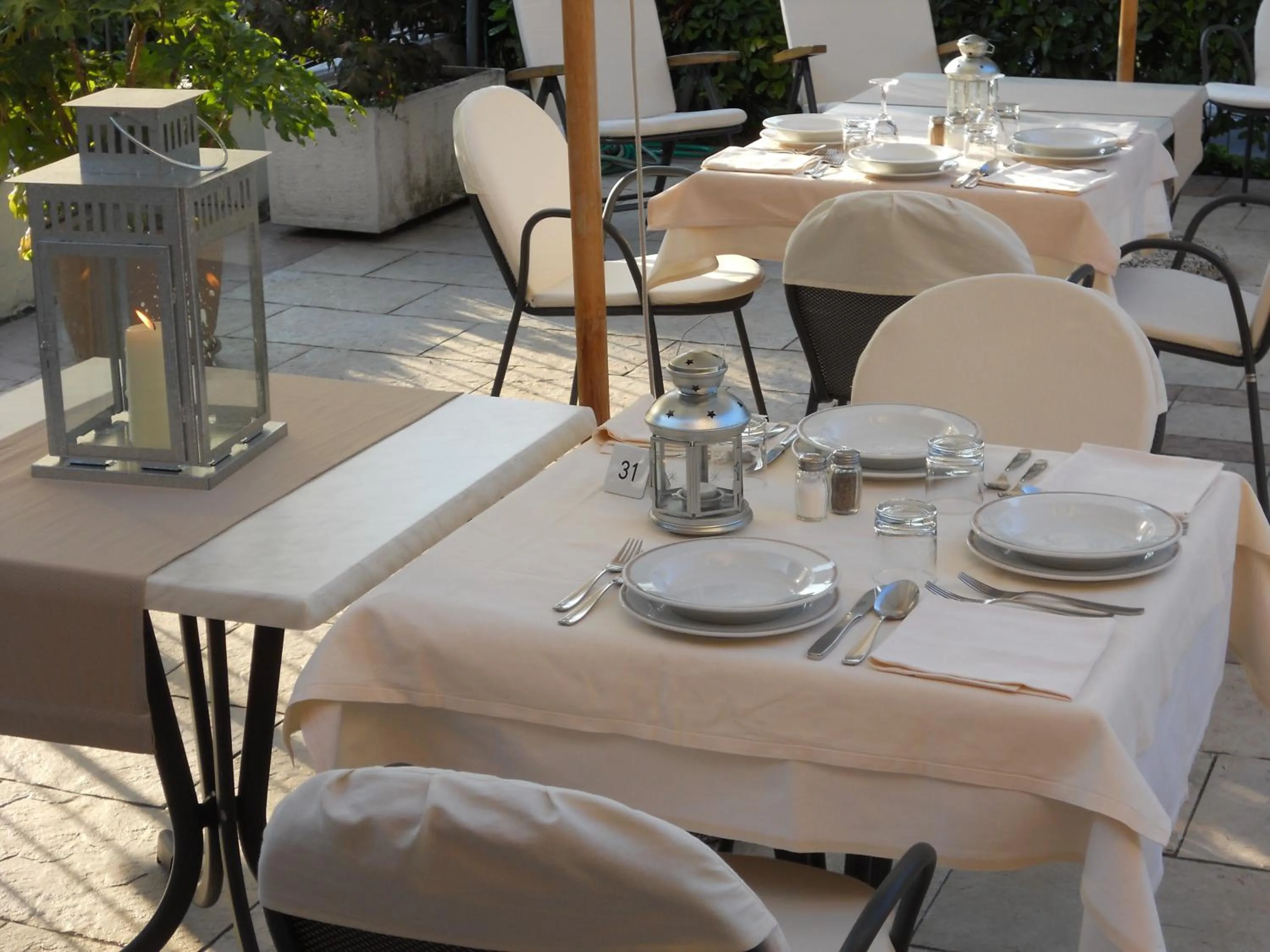 Restaurant/places to eat in Hotel Astoria