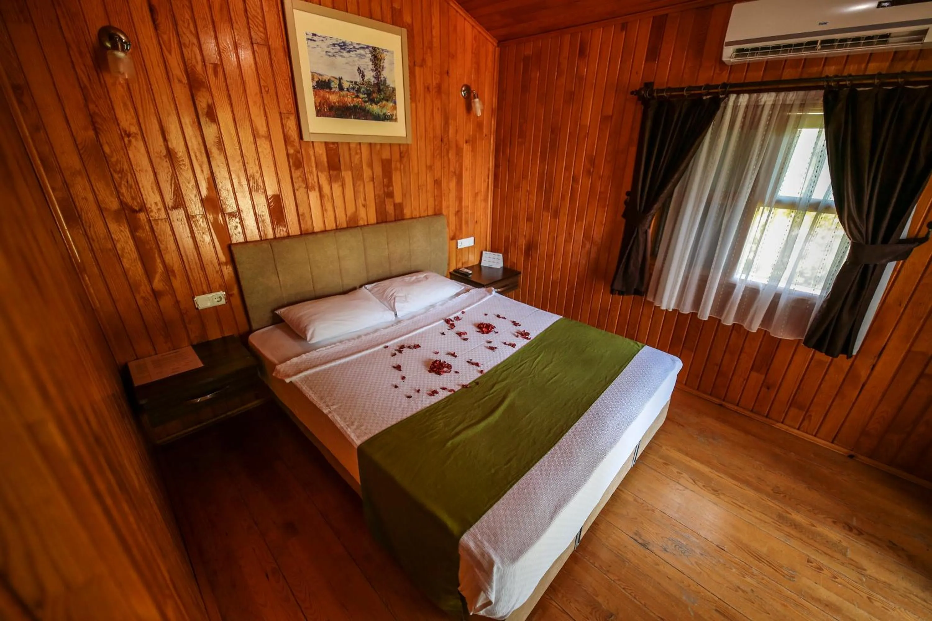 Bed in Cirali Zakkum Bungalow