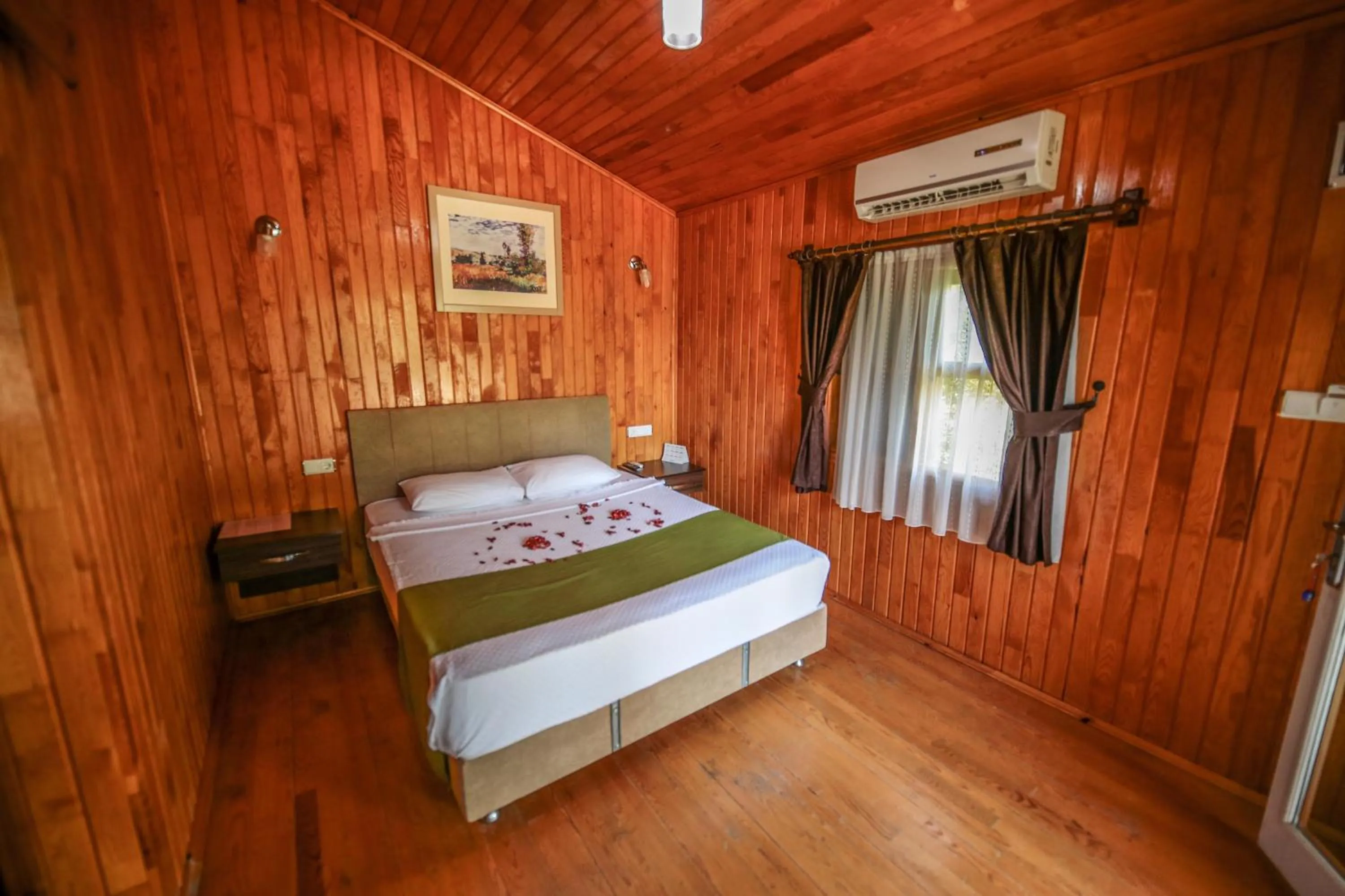 Bed in Cirali Zakkum Bungalow