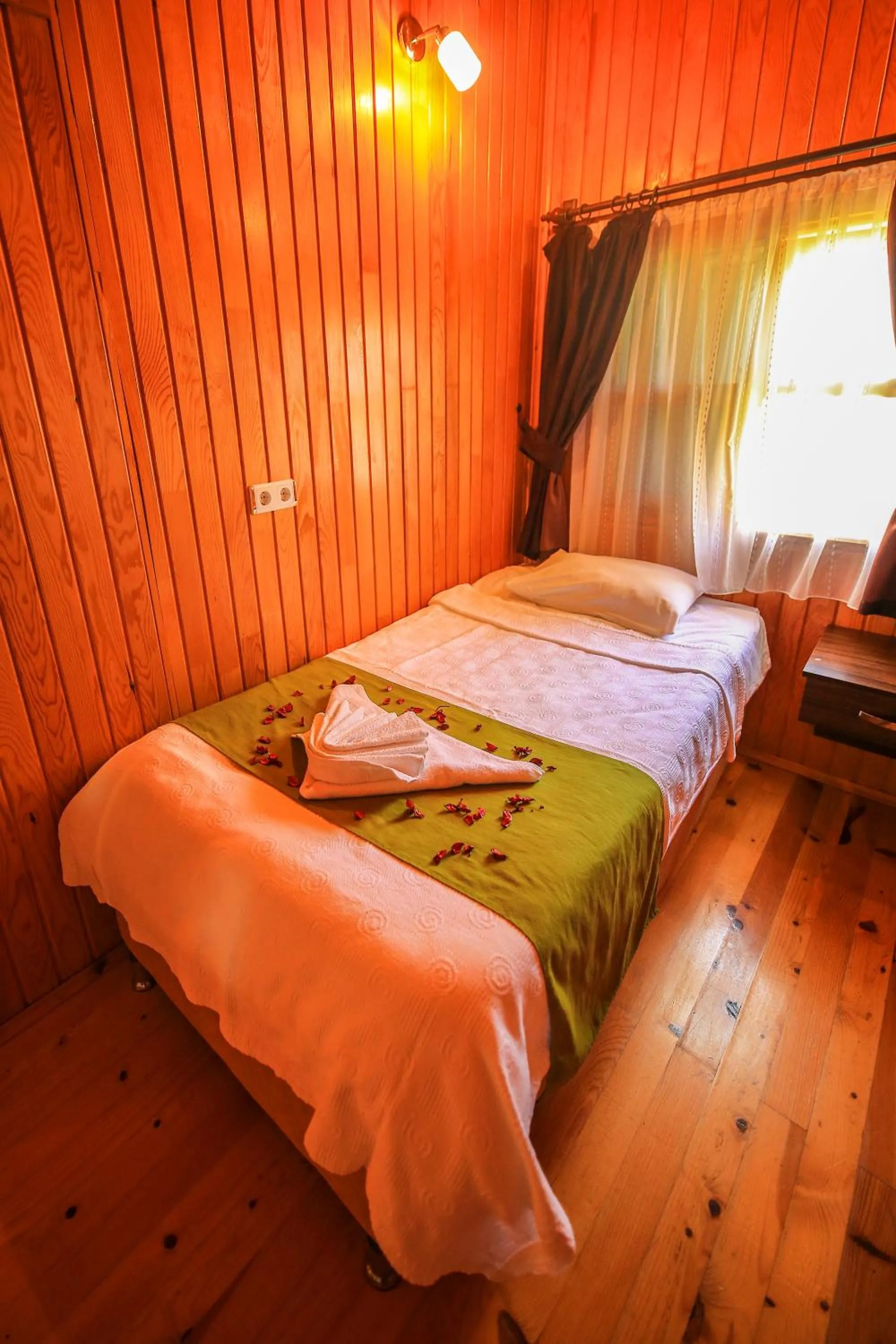 Bed in Cirali Zakkum Bungalow