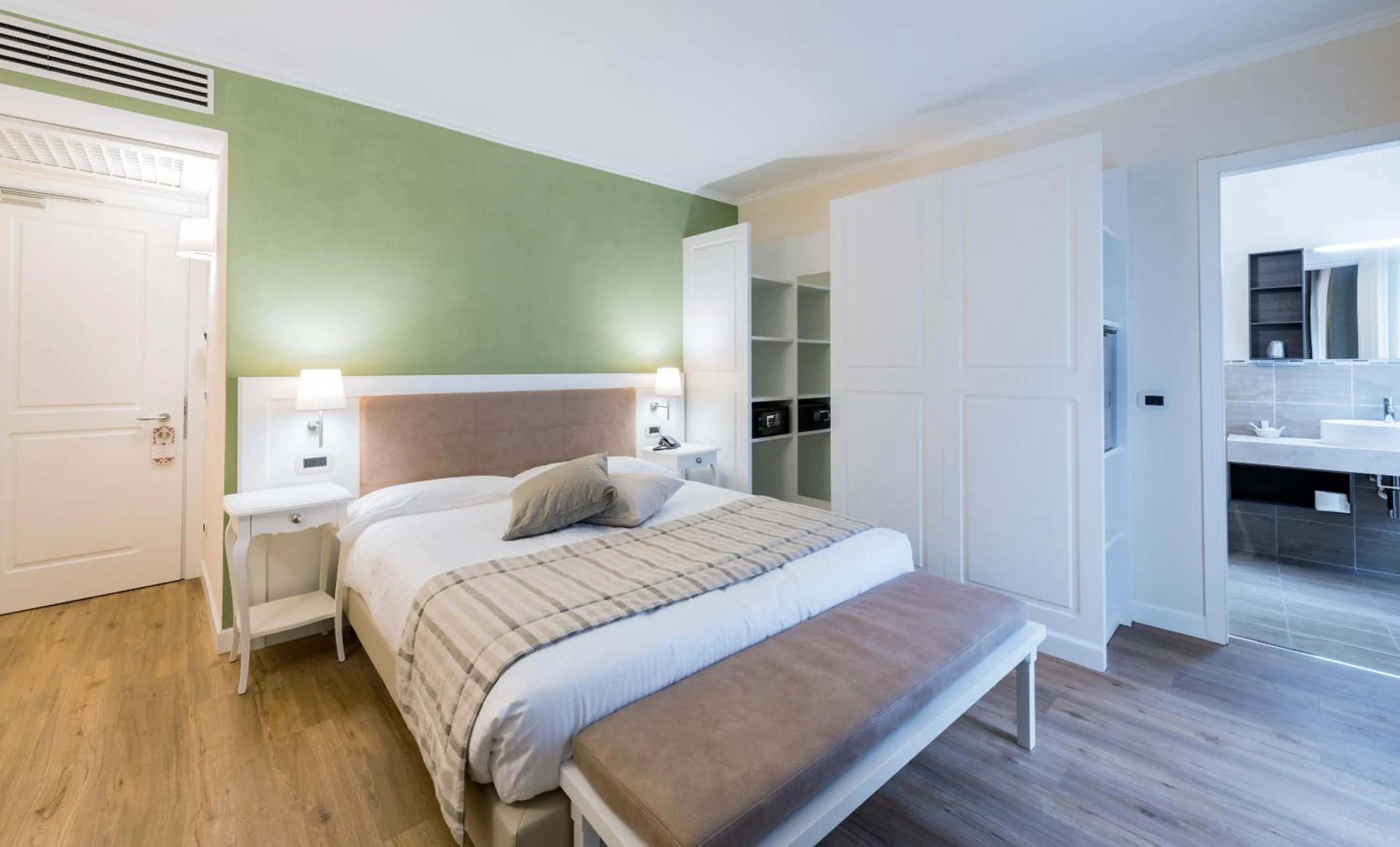 Photo of the whole room, Bed in Hotel Garni Corona